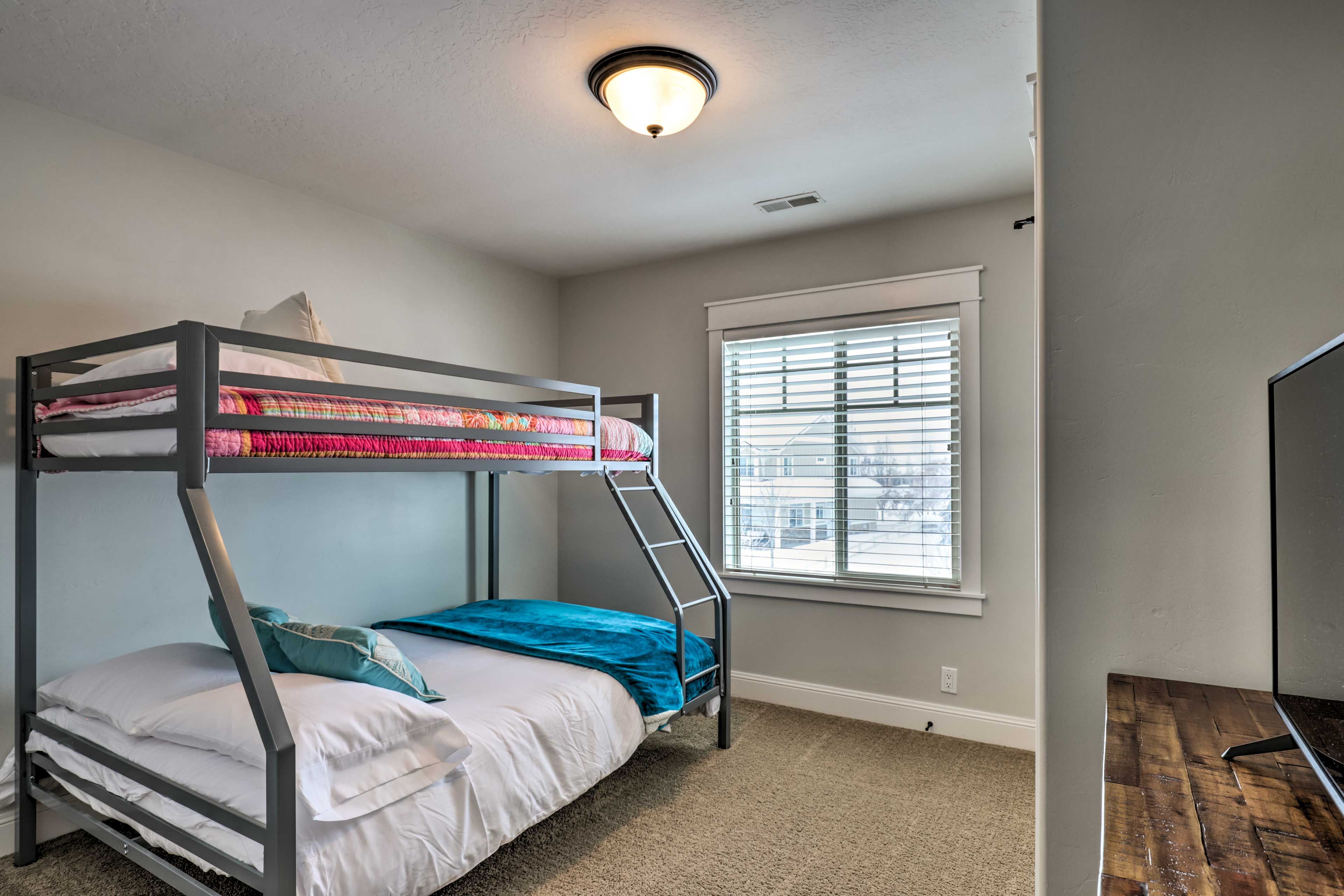 Bedroom 4 | 2nd Floor | Twin/Full Bunk Bed | Smart TV | Dresser