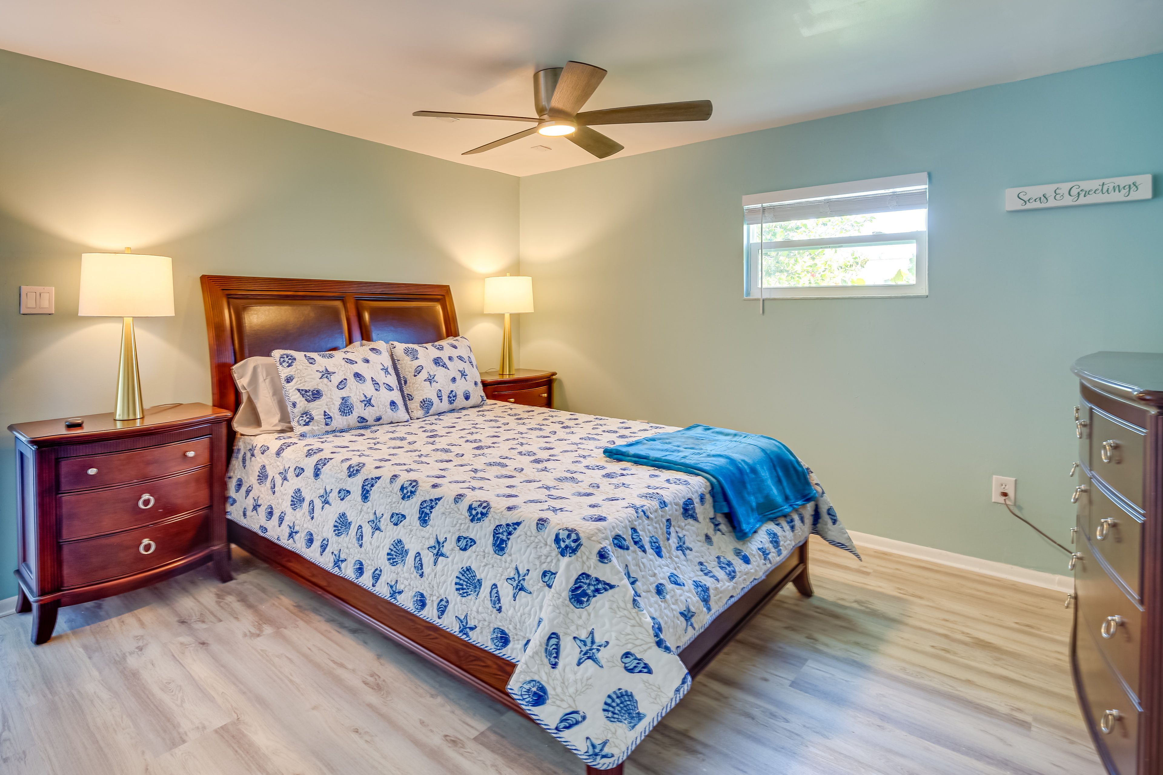 Bedroom 2 | Queen Bed | Smart TV