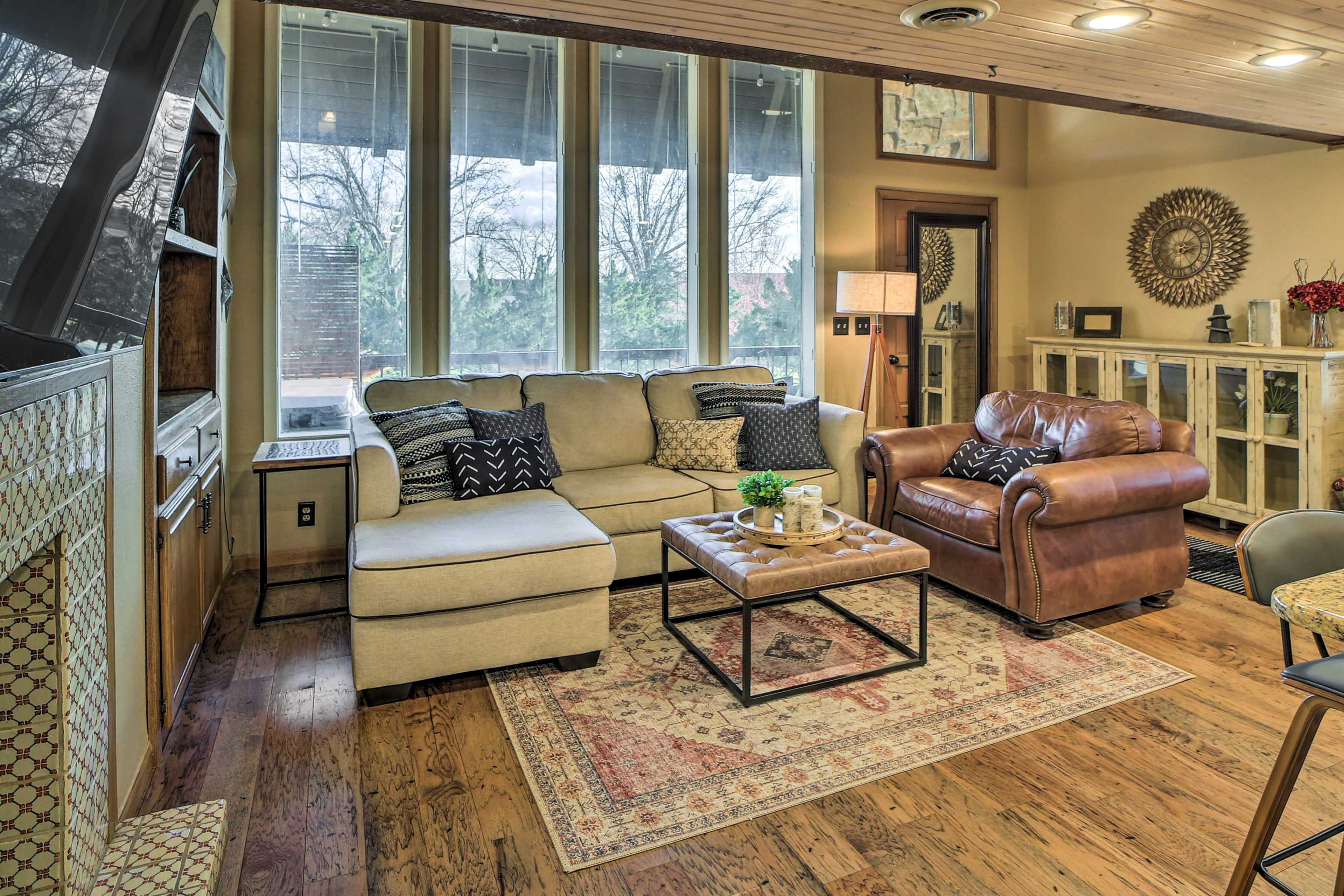 Living Room | Free WiFi | Smart TV | Queen Sleeper Sofa