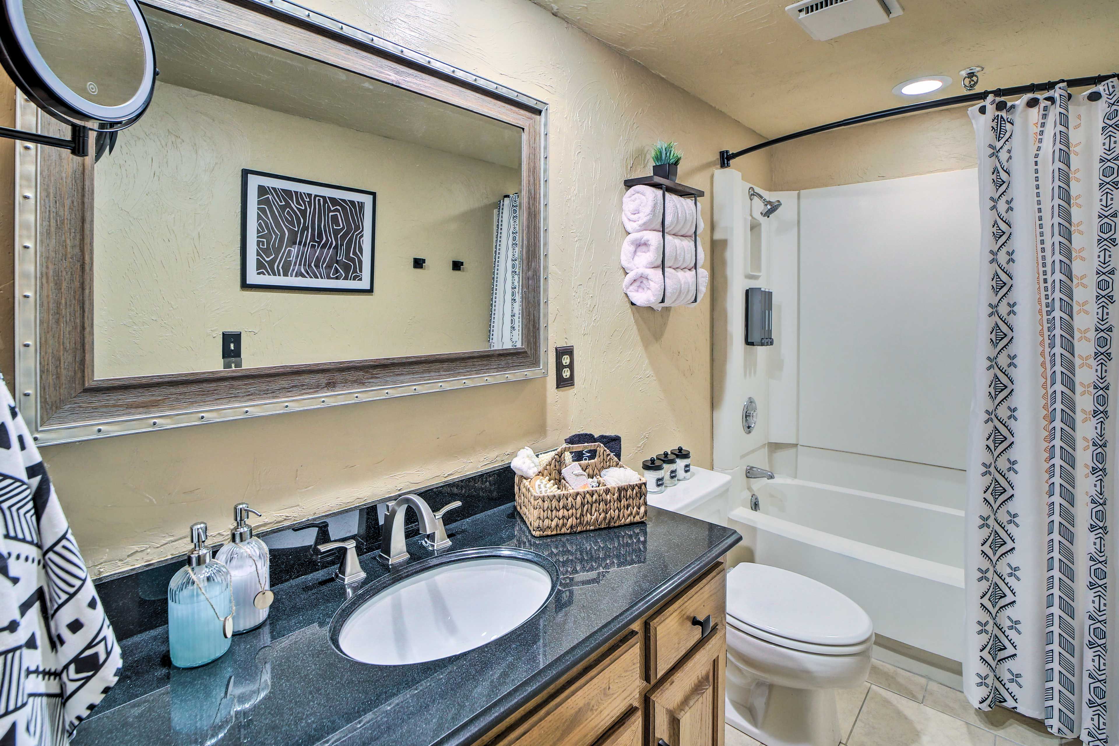 Full Bathroom | Towels Provided | Complimentary Toiletries