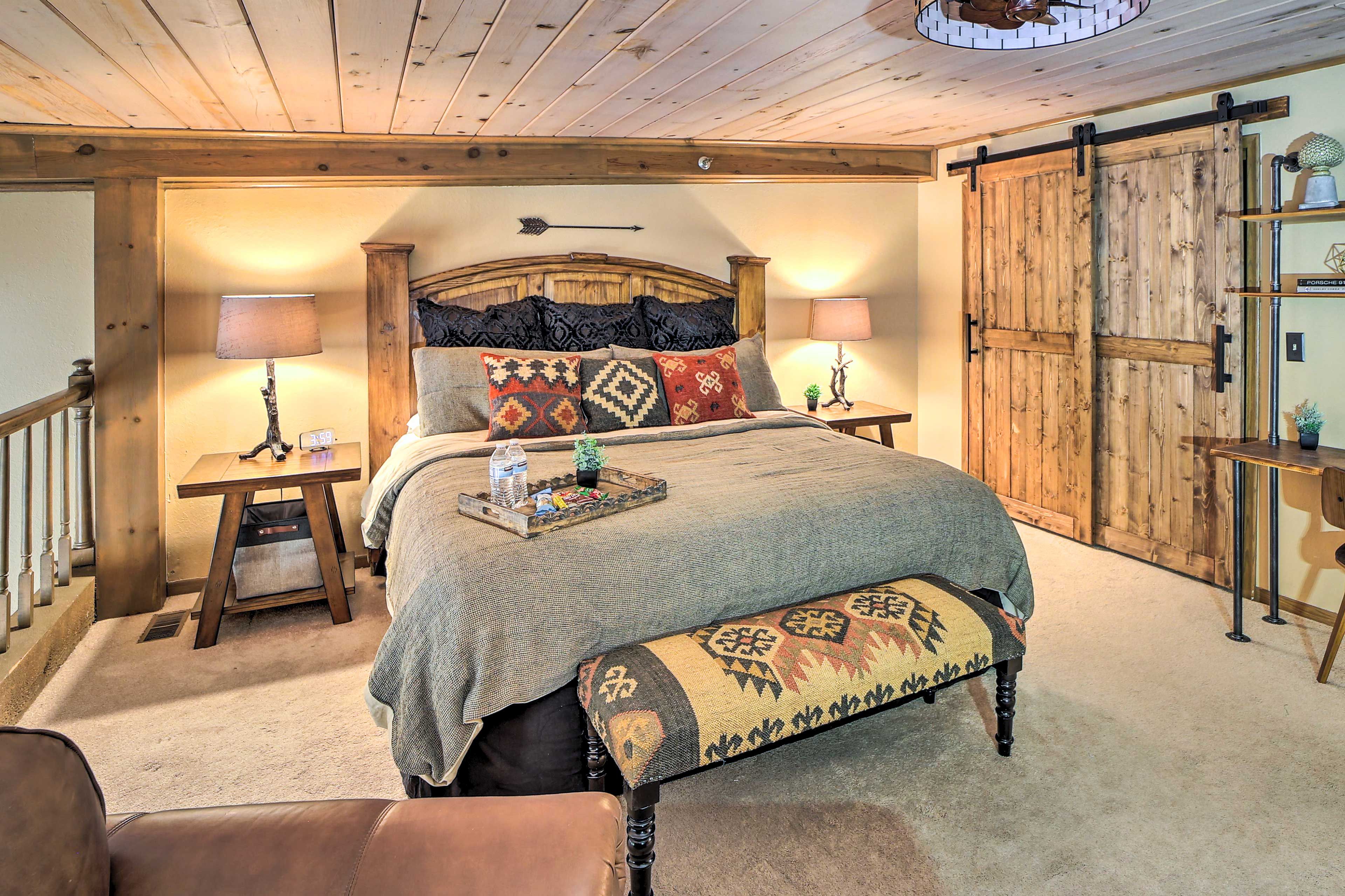 Bedroom (Loft) | King Bed | Linens Provided