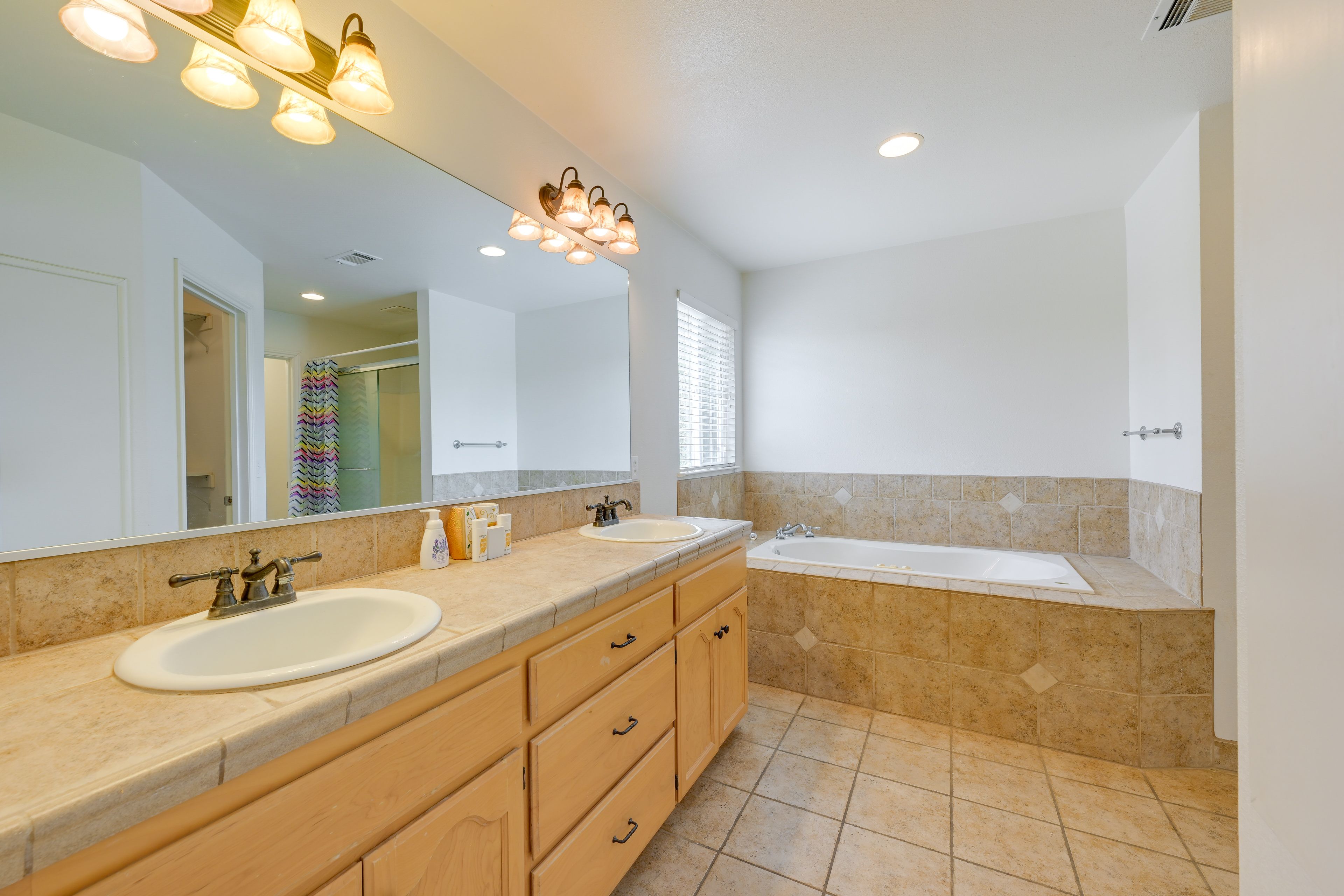 Full Bathroom | Hair Dryer | Jetted Tub
