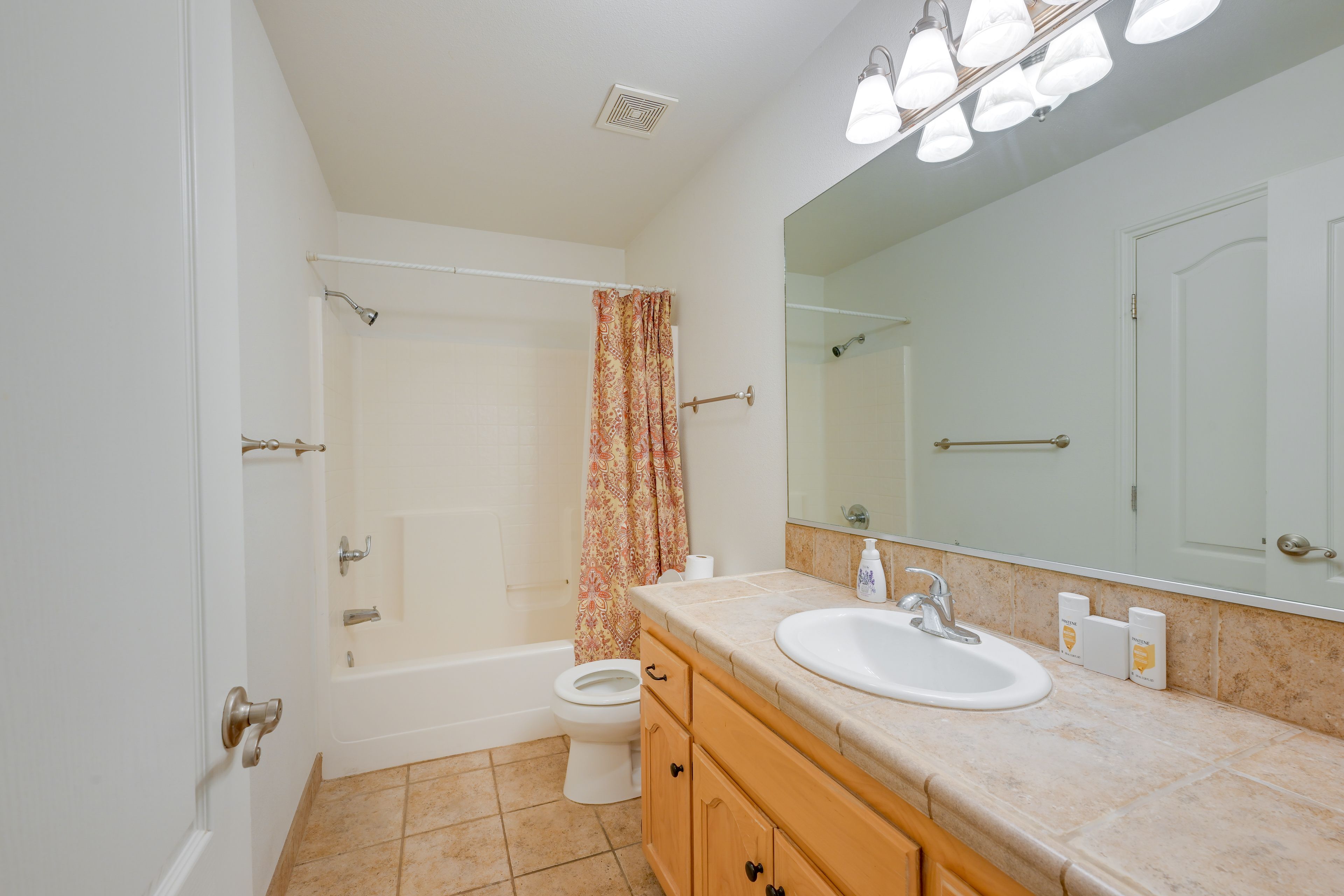 Full Bathroom | Towels Provided | Complimentary Toiletries