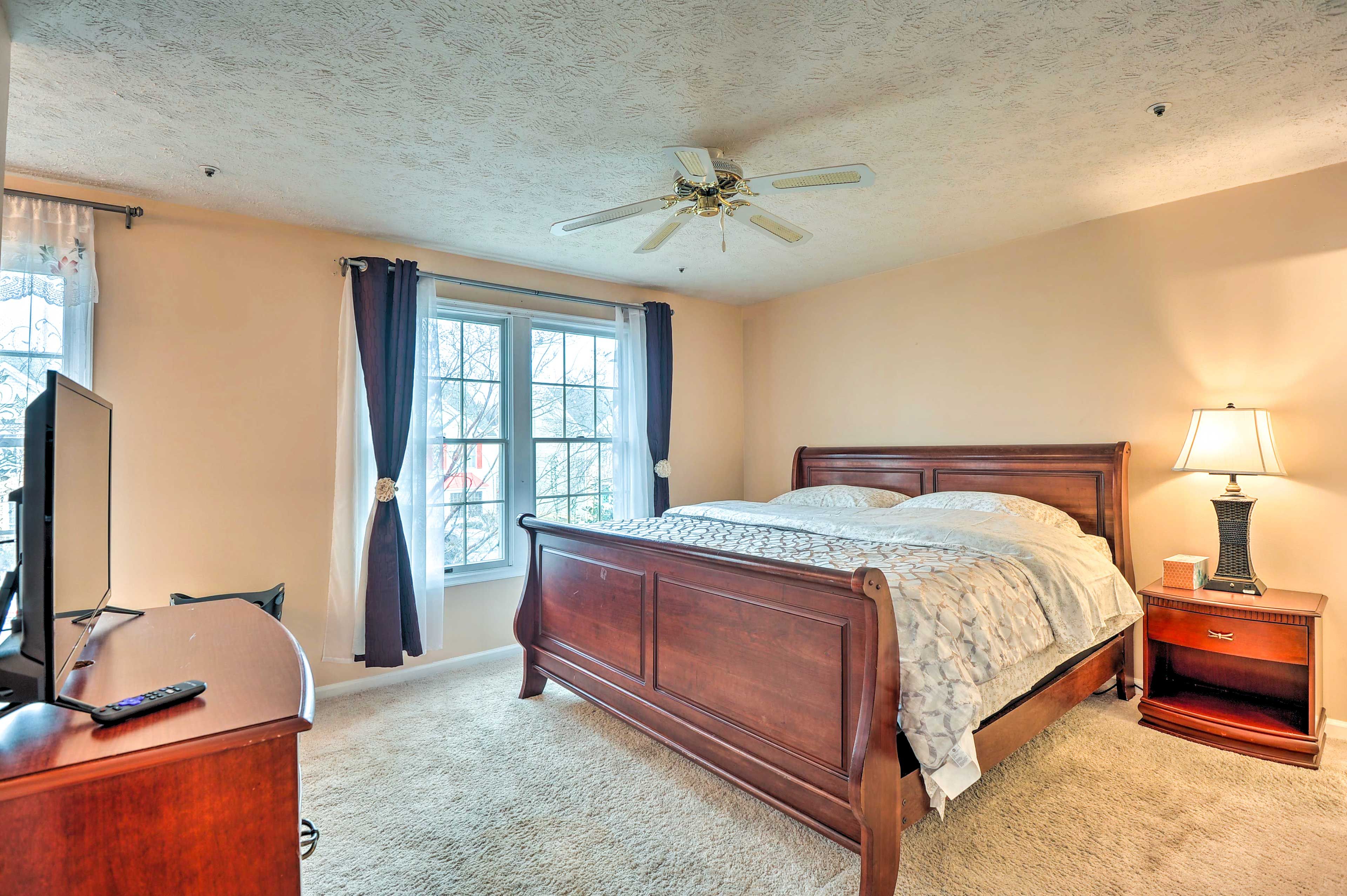 Bedroom 1 | California King Bed | Smart TV