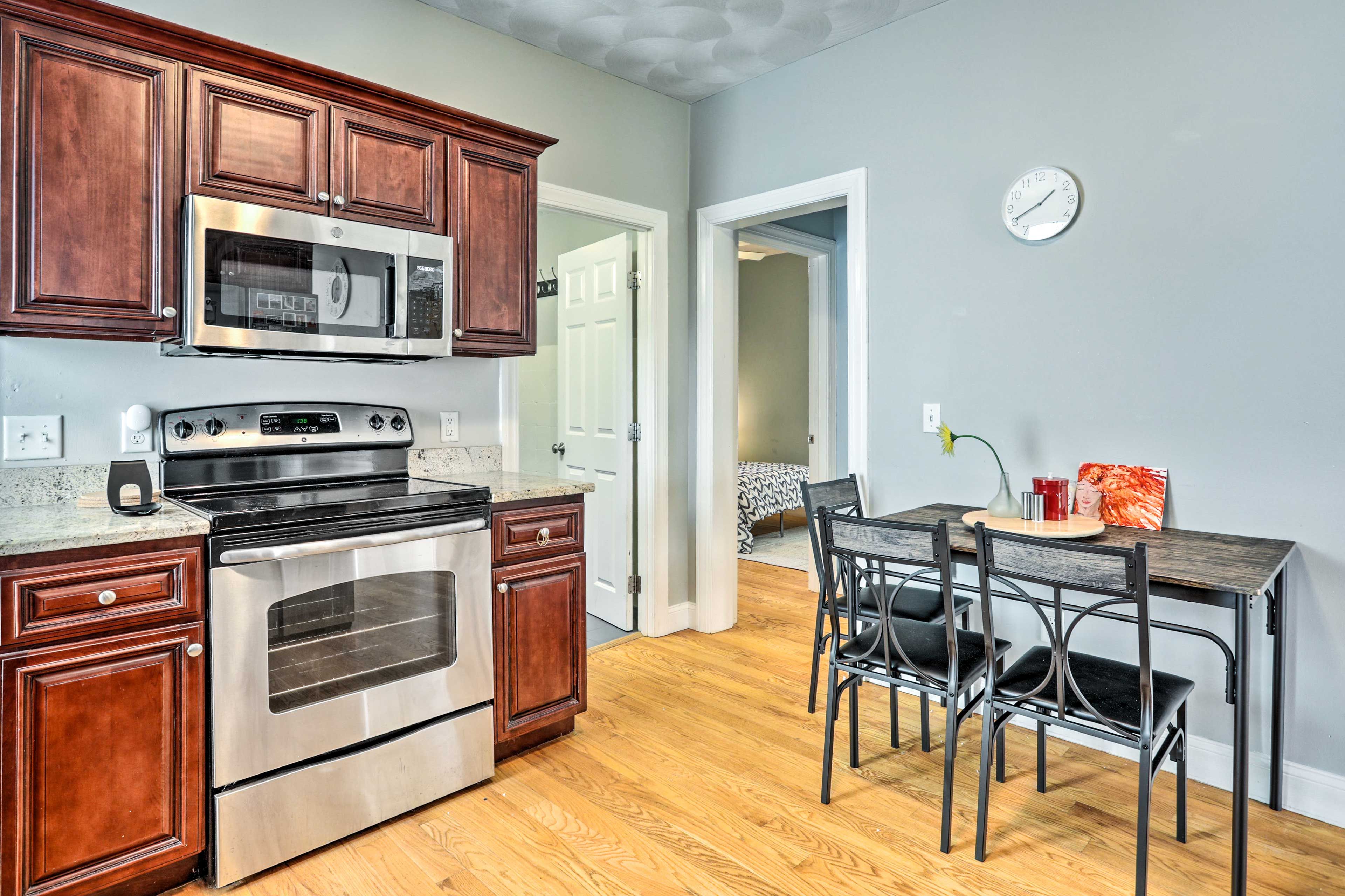 Dining Table | Dishware/Flatware Provided
