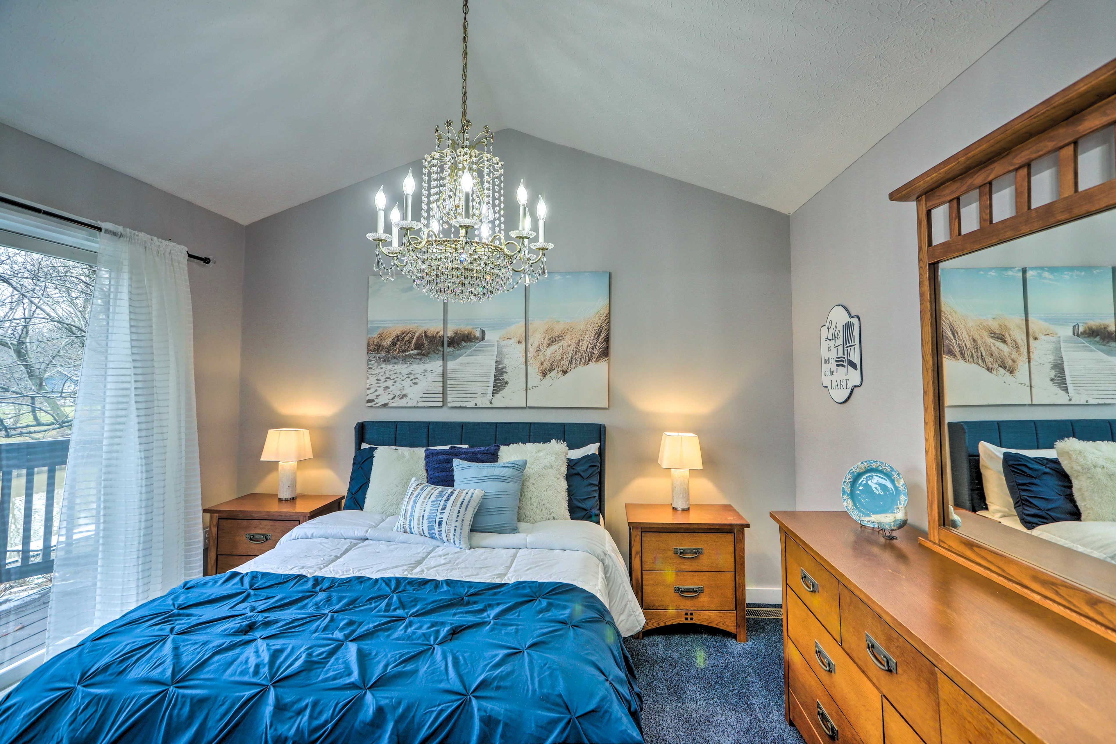 Bedroom 1 | 1st Floor | Queen Bed