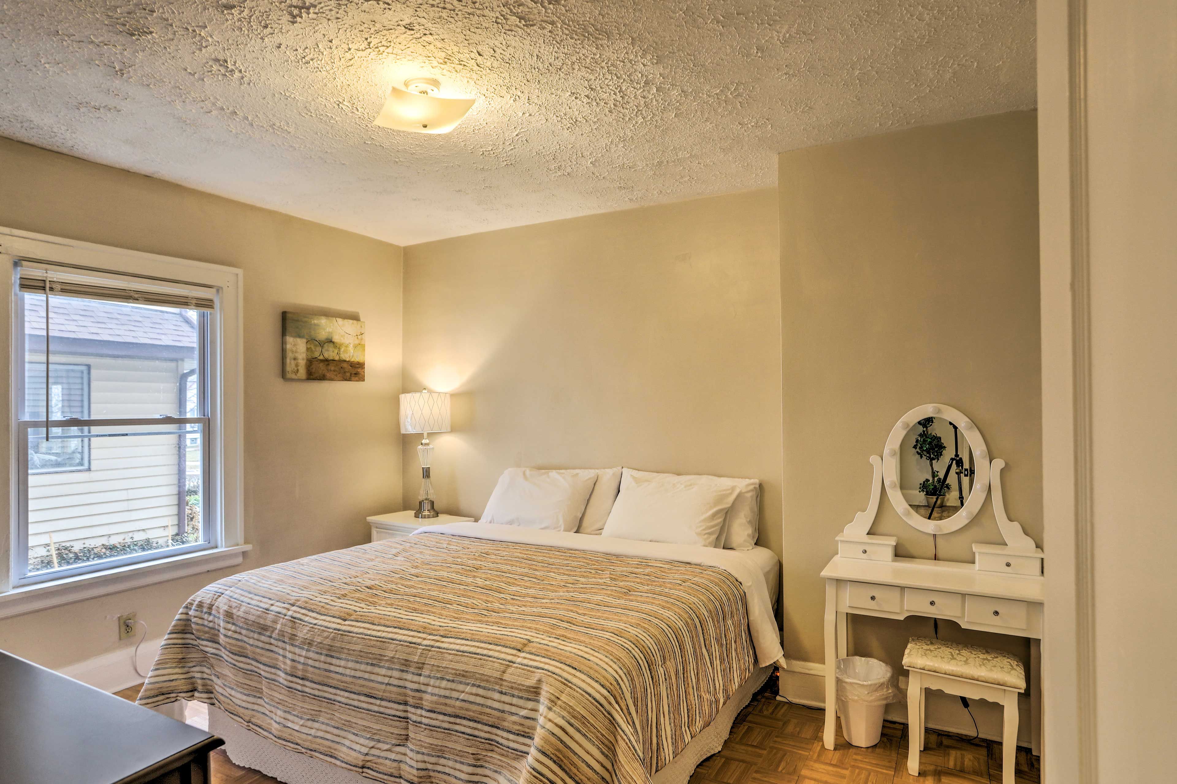 Bedroom 1 | Queen Bed