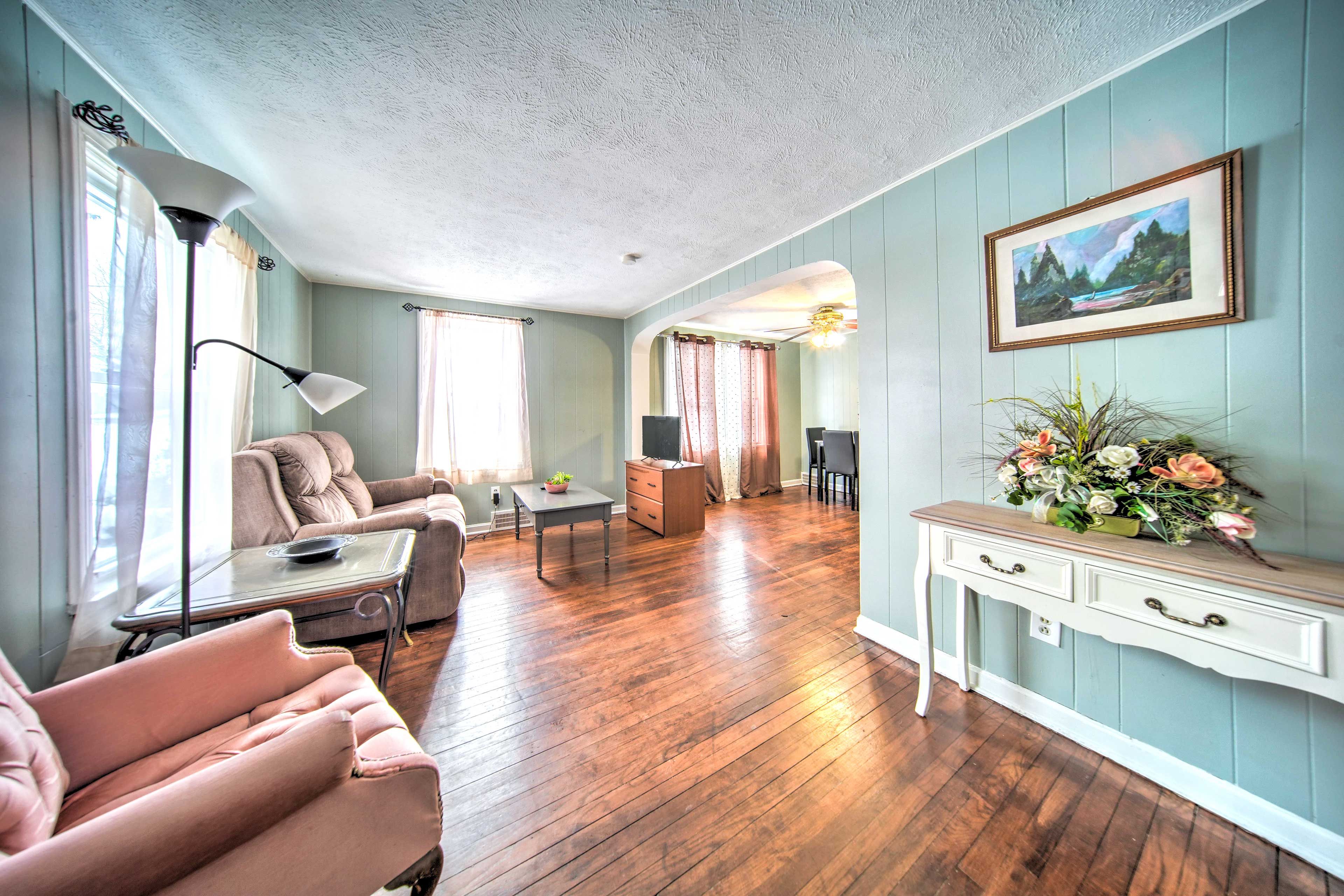 Living Room | Smart TV | WiFi | Window Unit A/C