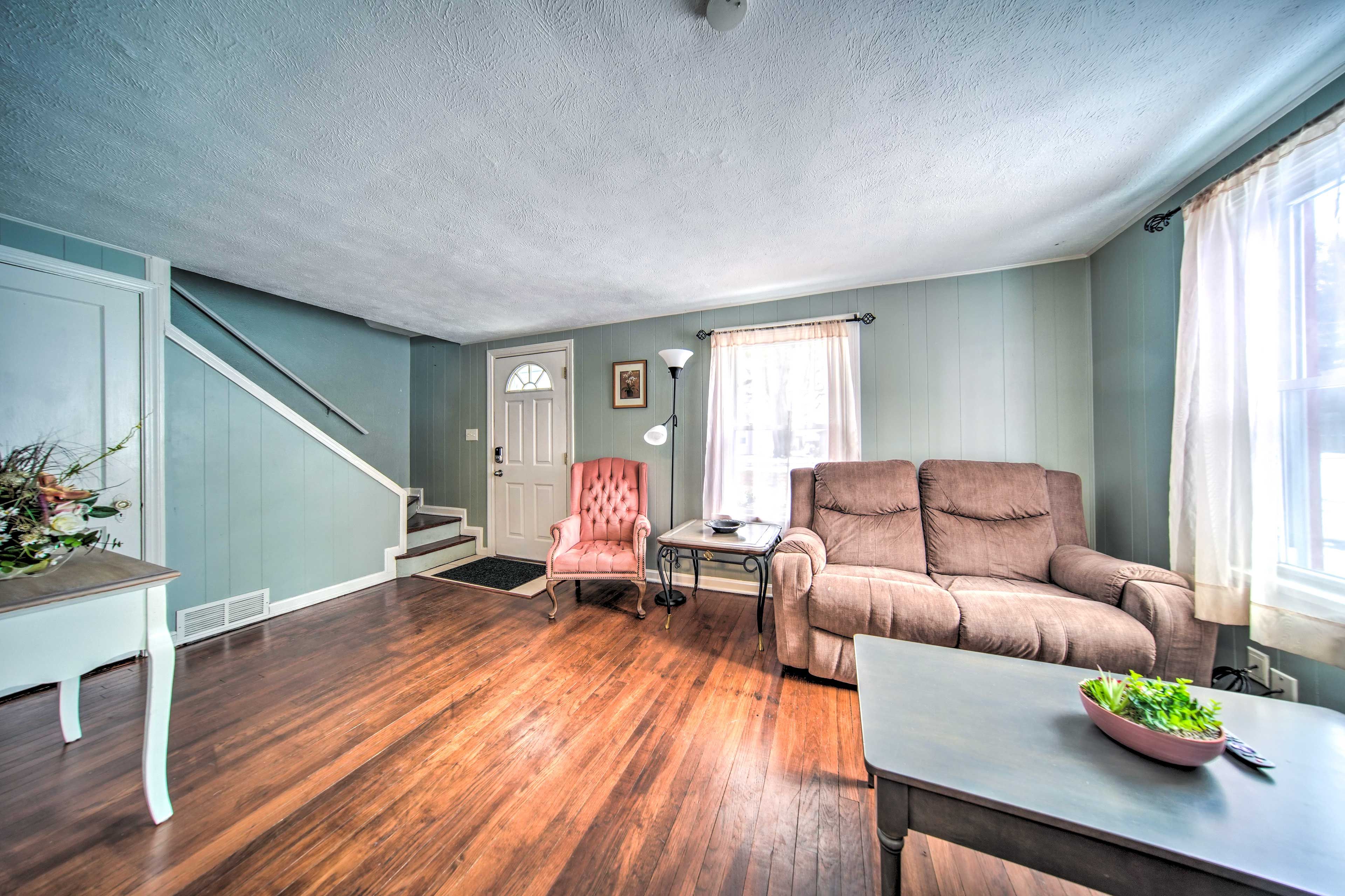Eastlake Vacation Rental | 2BR | 1BA | Stairs Required | 800 Sq Ft