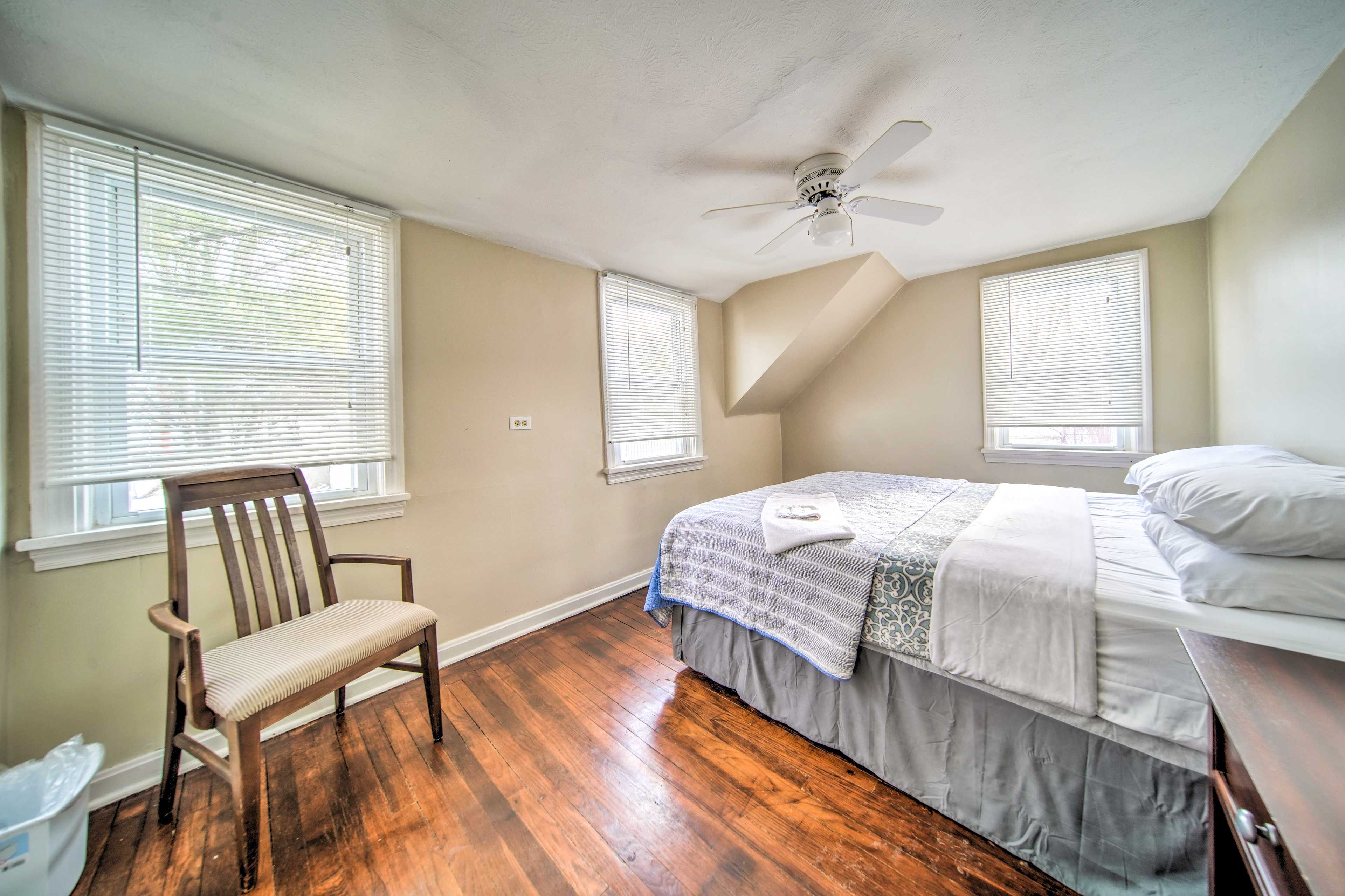 Bedroom 1 | Queen Bed