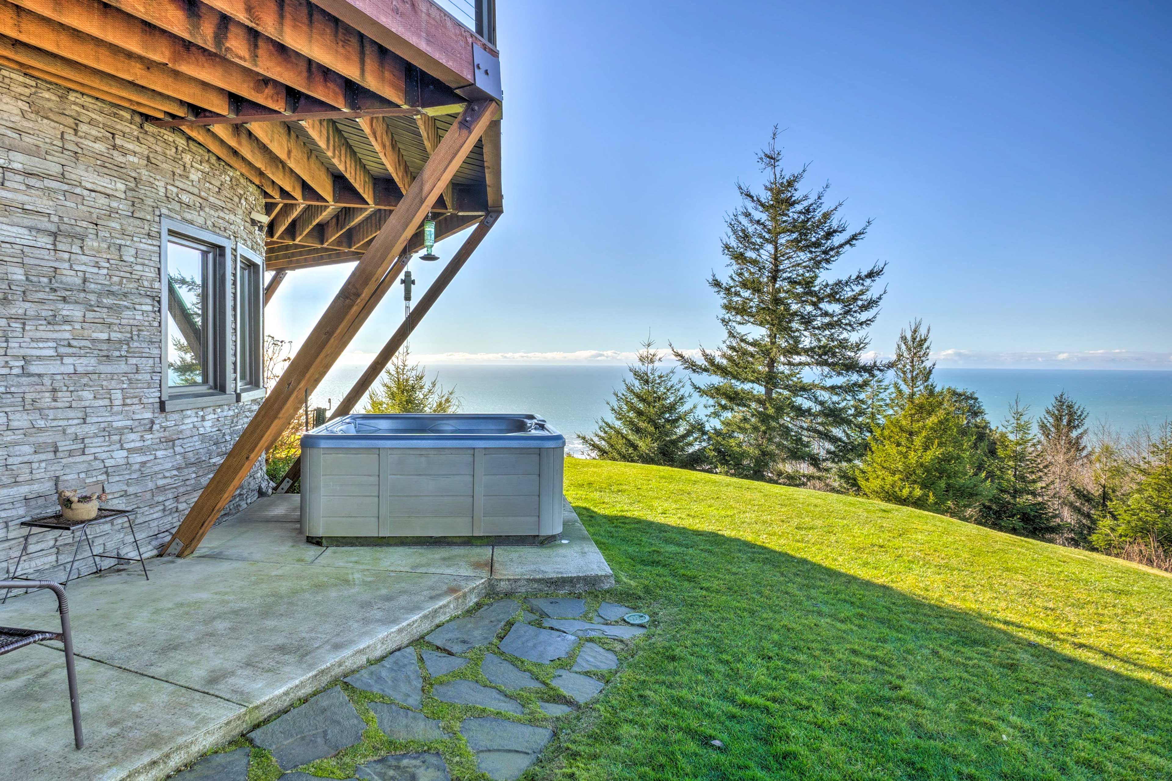 Smith River Vacation Rental | 1BR | 1BA | 650 Sq Ft | 1 Step to Enter