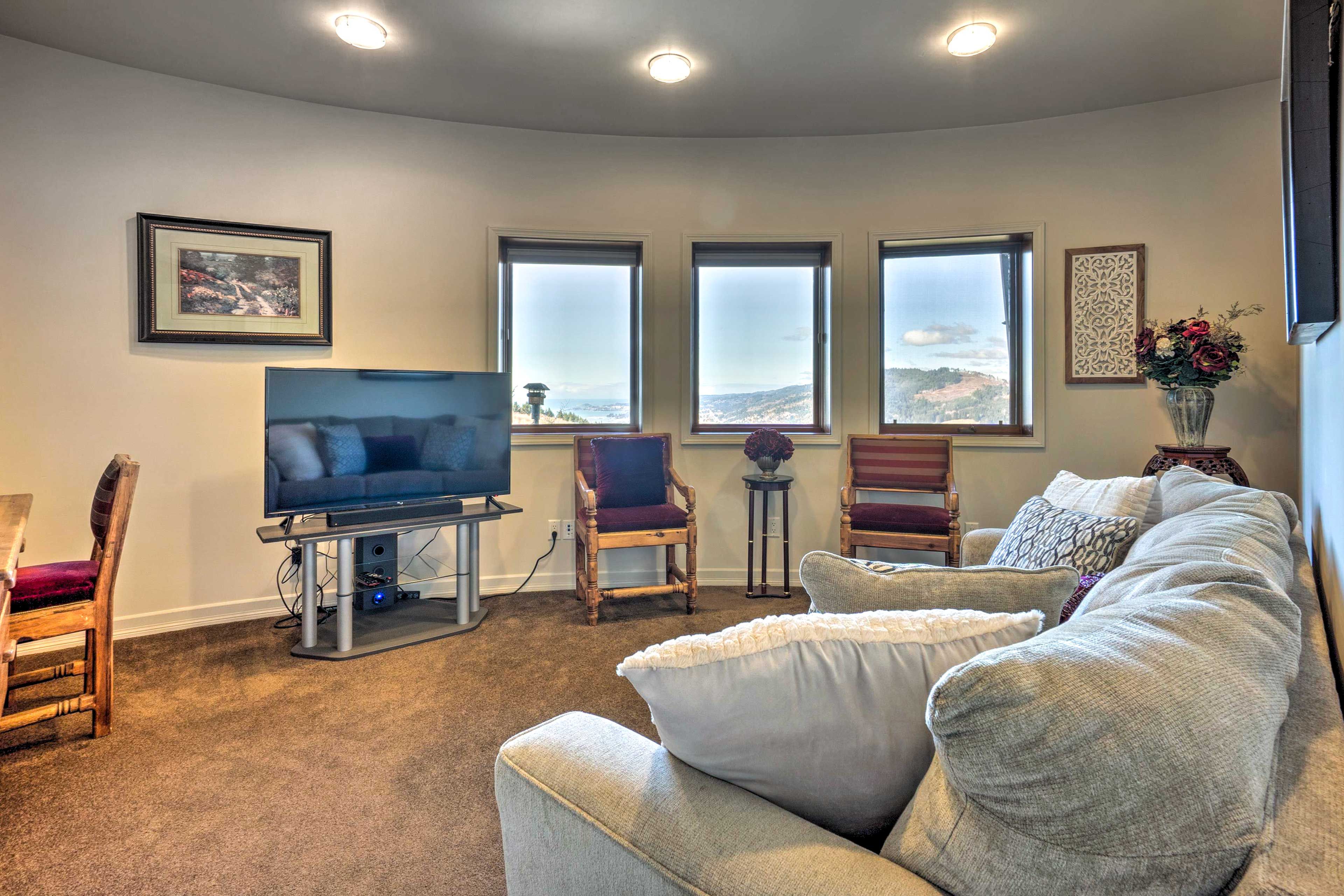 Living Room | Smart TV | Free WiFi