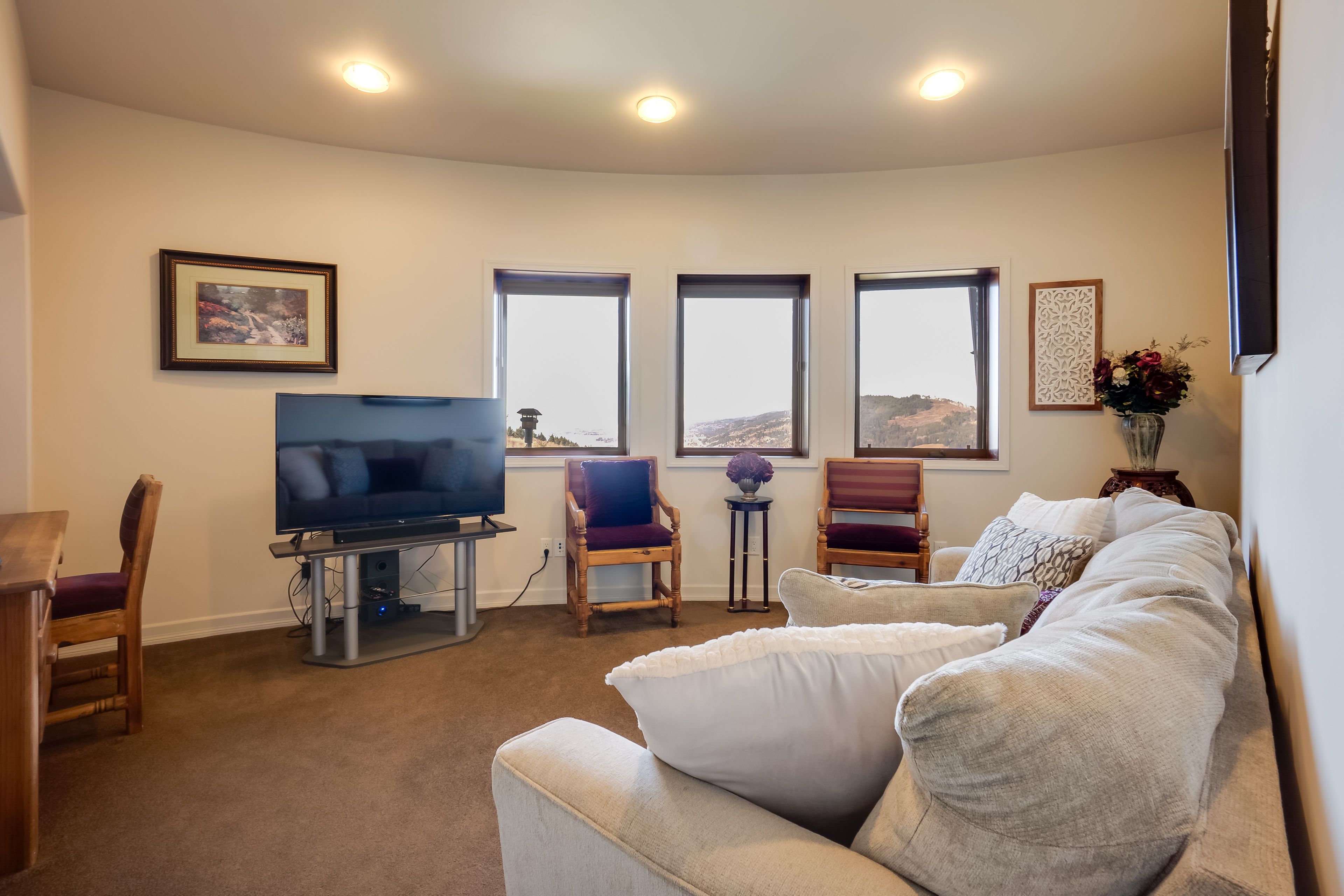 Living Room | Smart TV | Free WiFi | Work Desk | Central A/C