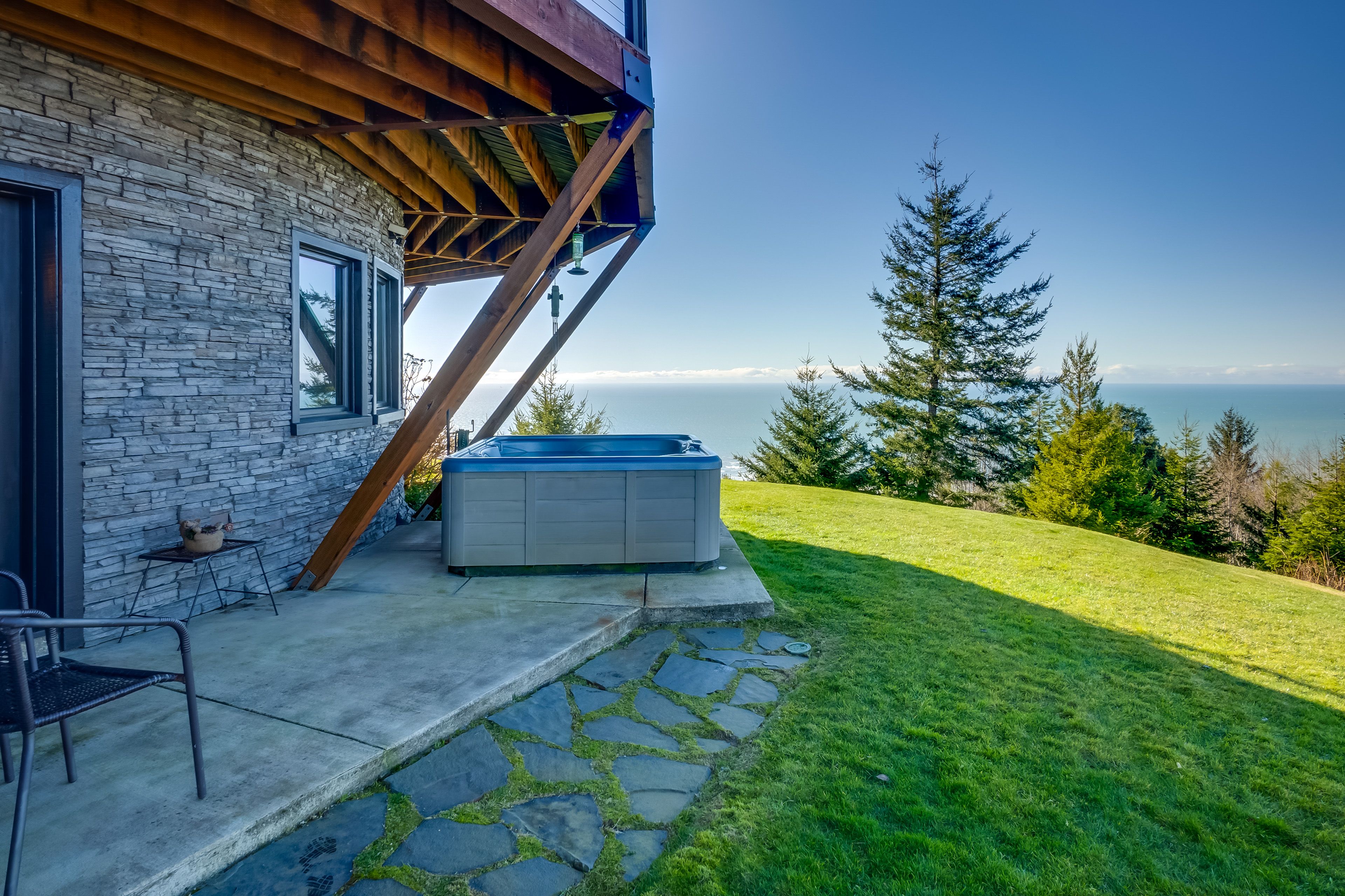 Smith River Vacation Rental | 1BR | 1BA | 650 Sq Ft | 1 Step to Enter