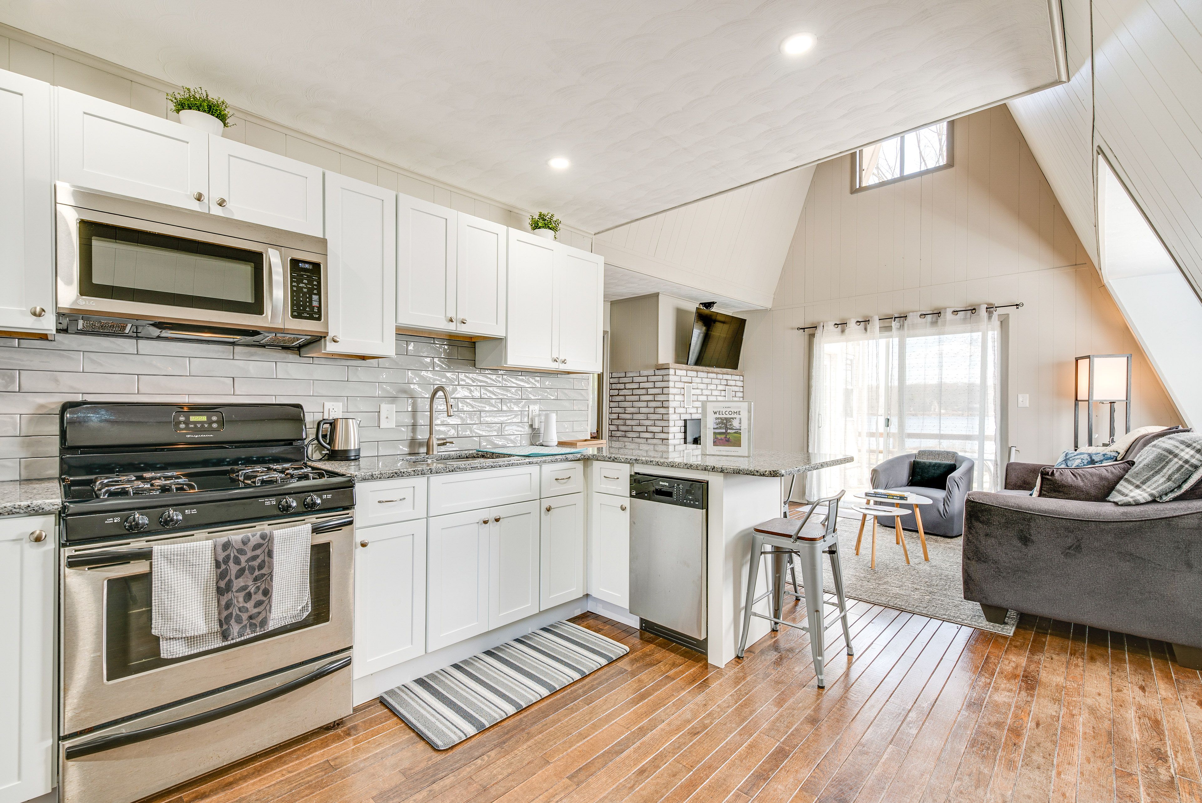 Kitchen | 1st Floor | Refrigerator | Cooking Basics | Breakfast Bar