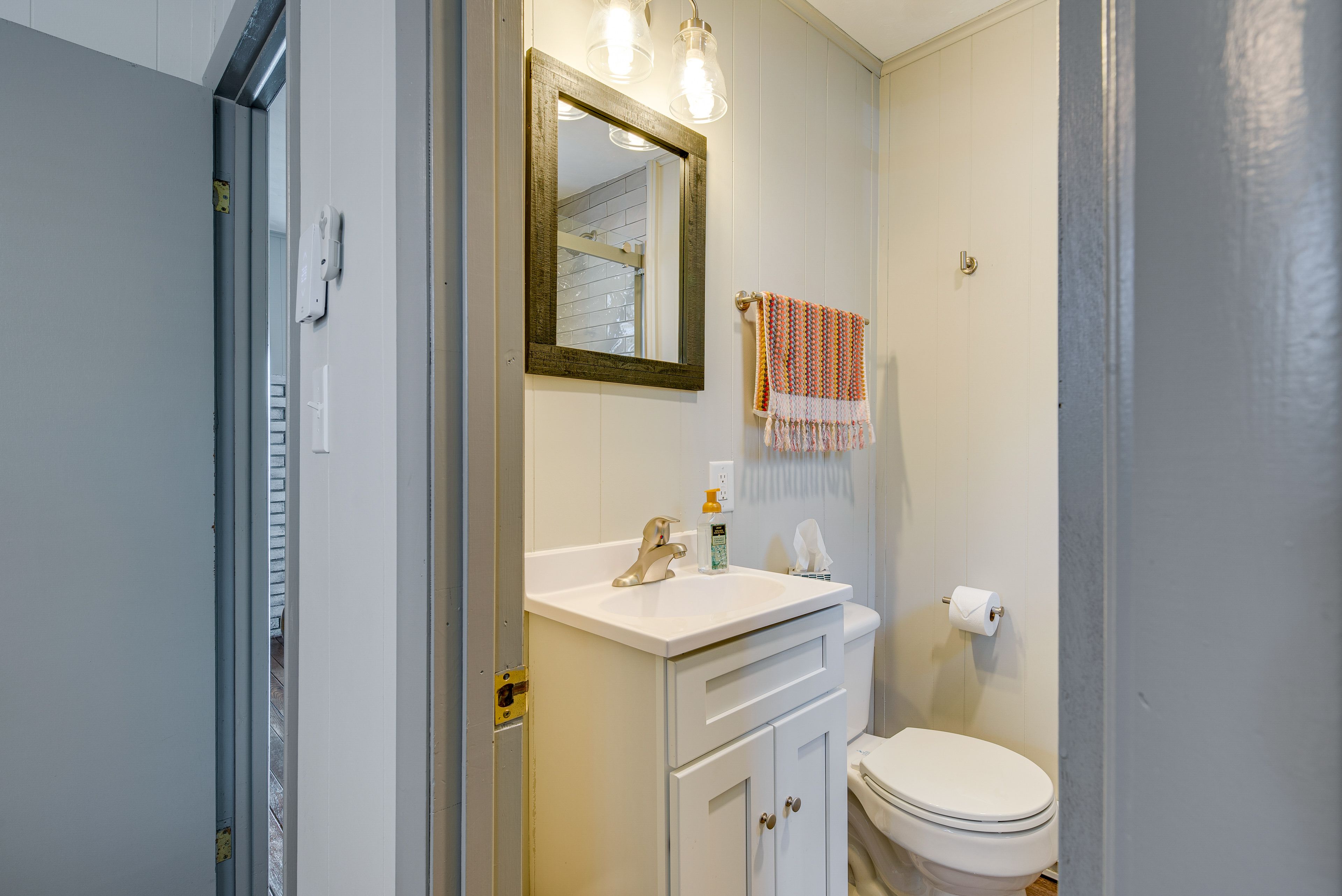 Full Bathroom | 1st Floor | Towels Provided