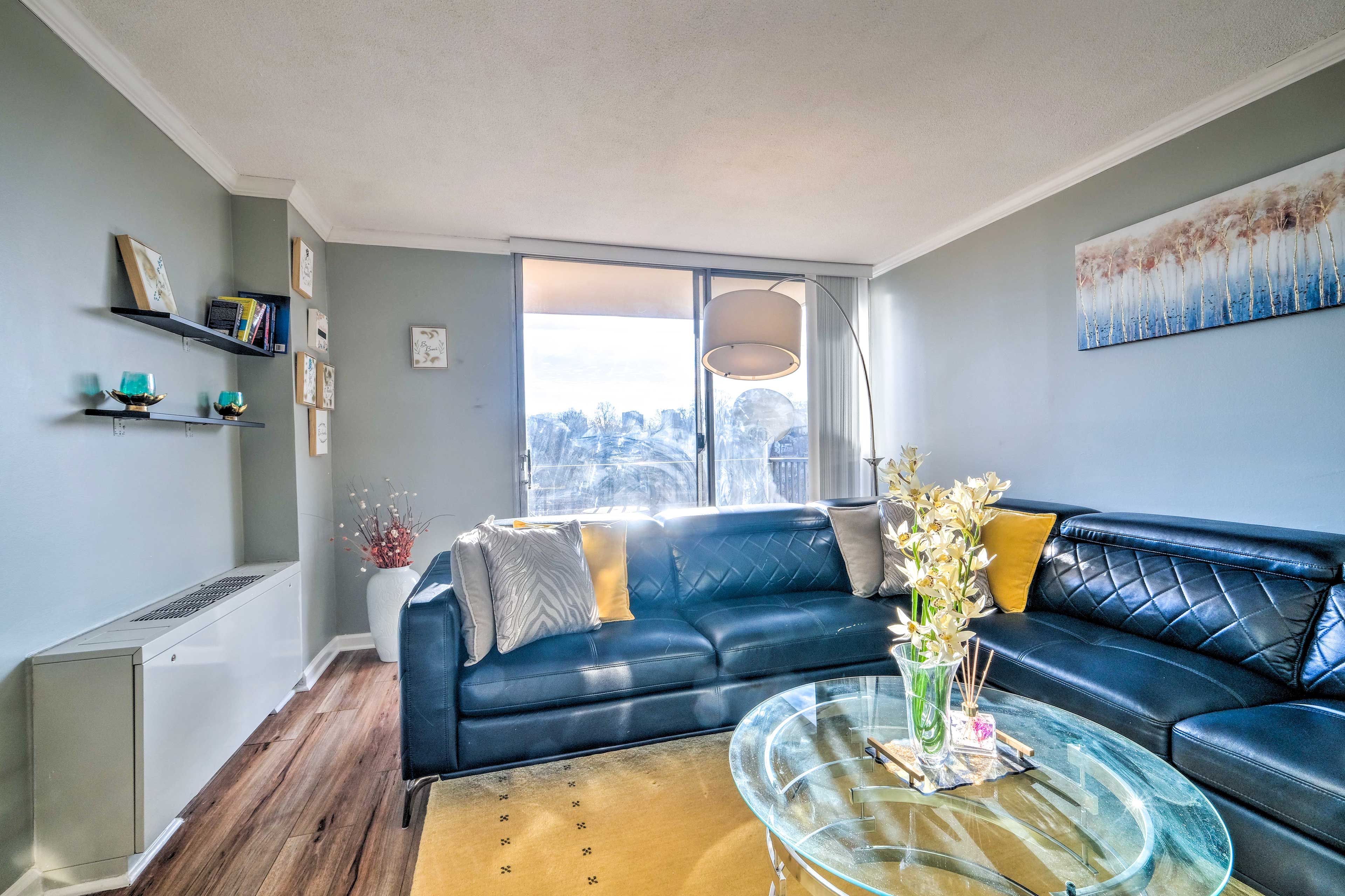Living Room | Free WiFi | Central A/C | Smart TV