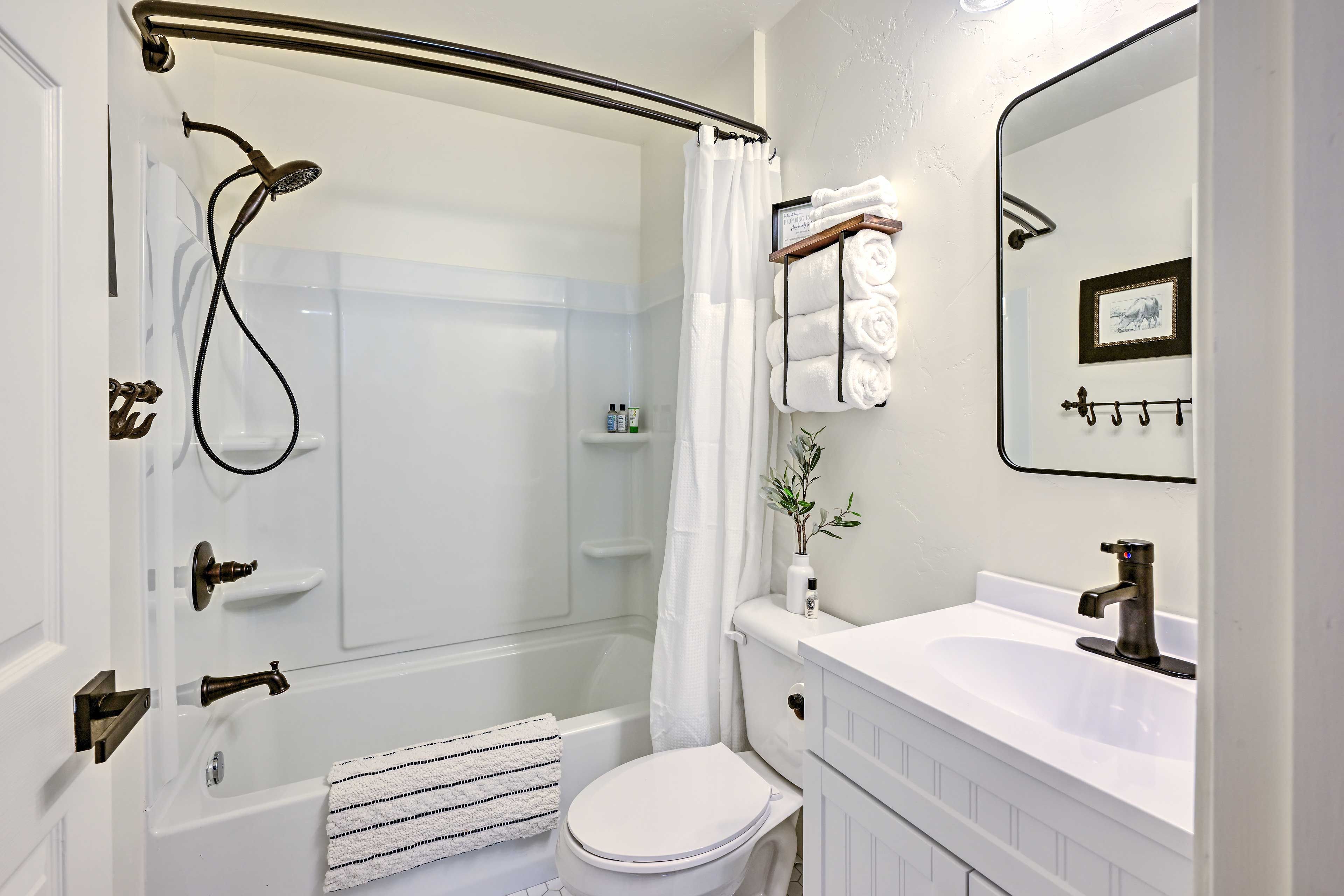 Full Bathroom | Main Level | Towels Provided