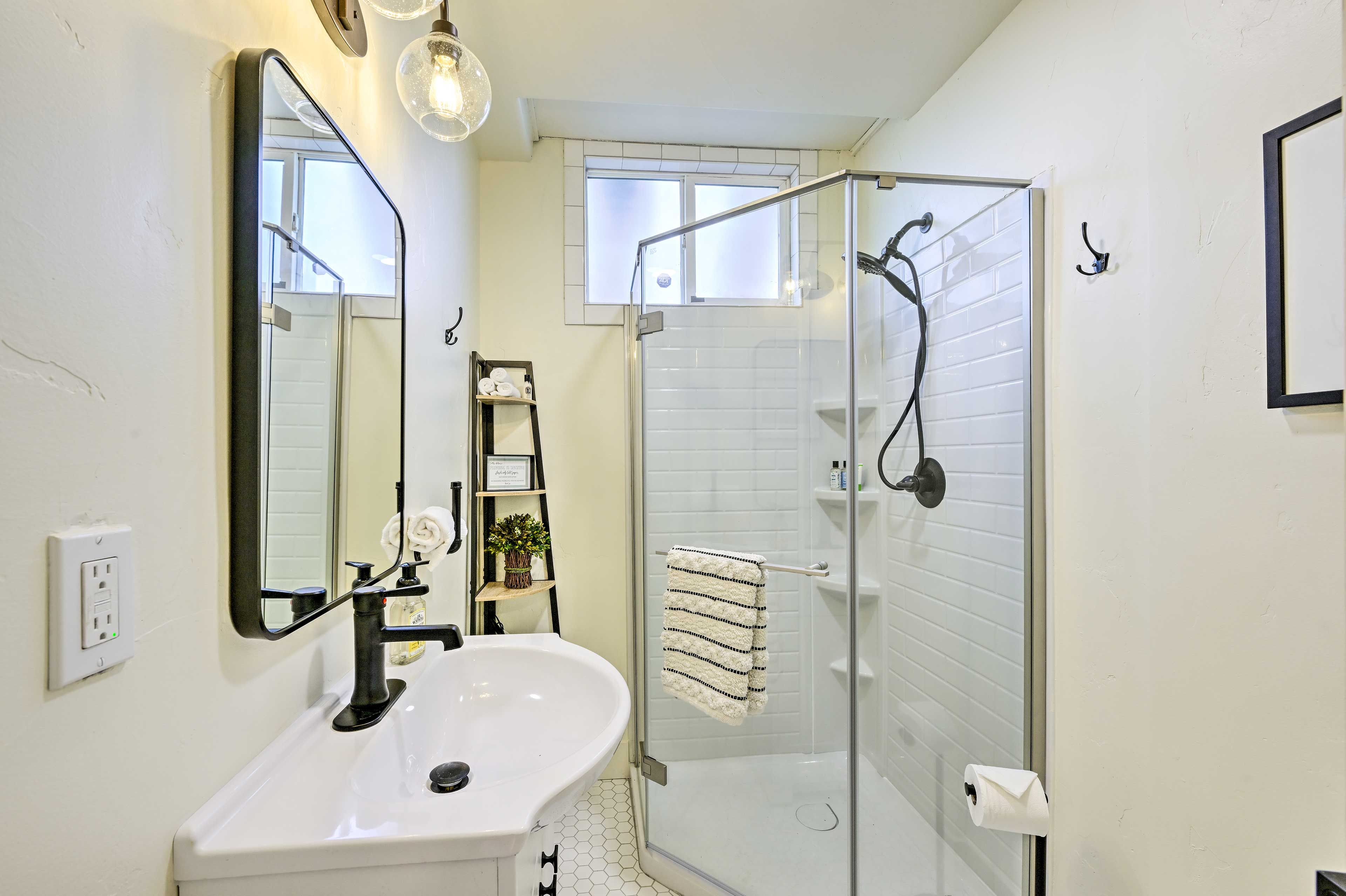 Full Bathroom | Main Level | Complimentary Toiletries