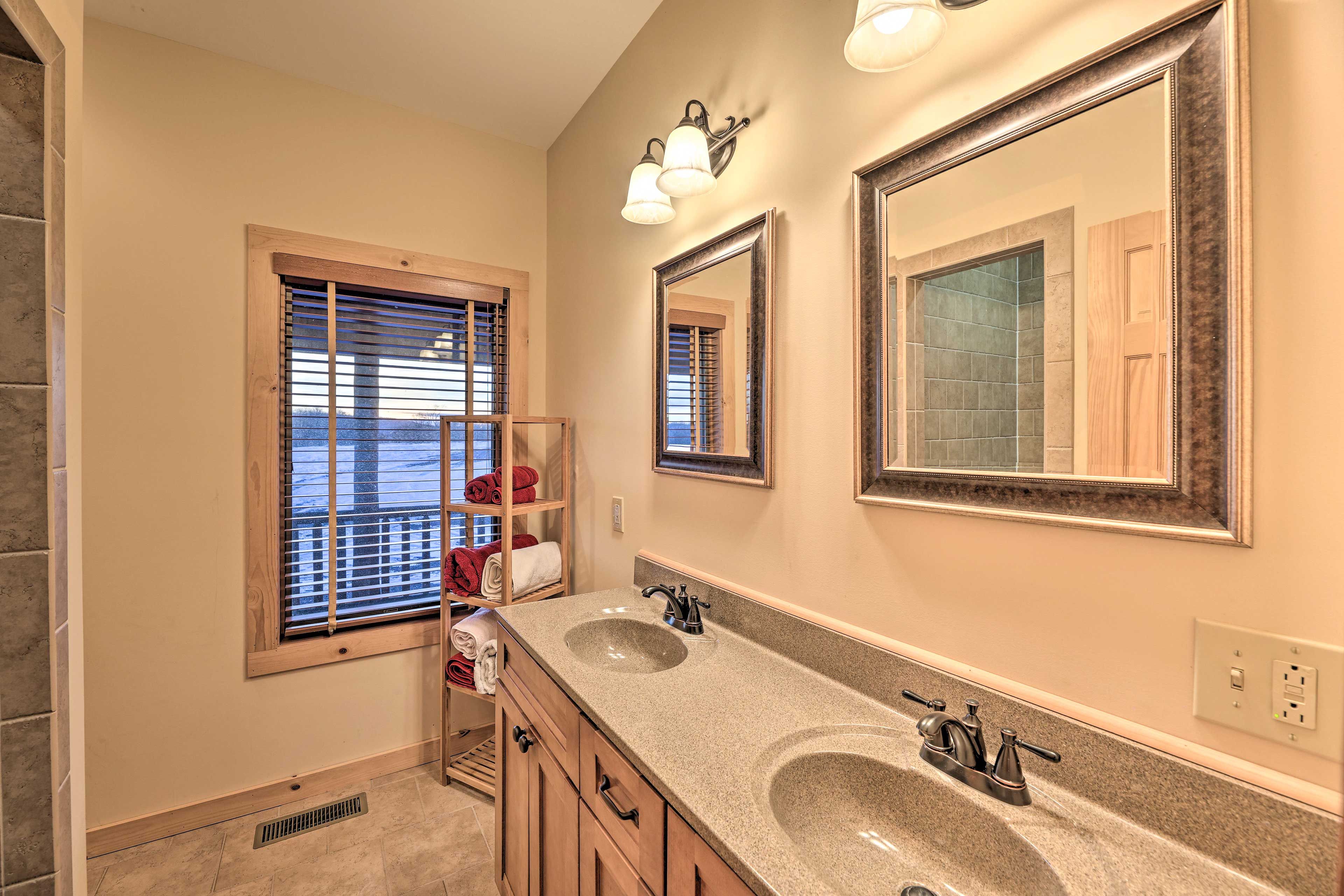 Full Bathroom | Towels Provided
