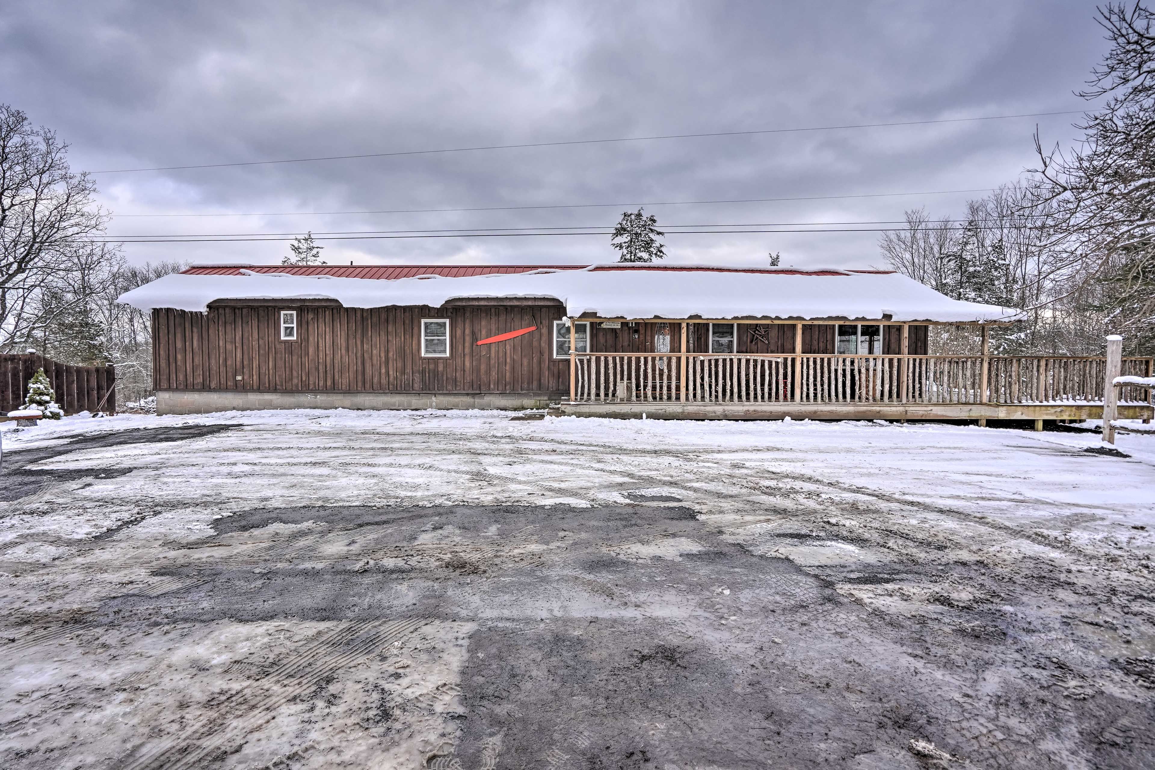 Property Exterior | Driveway (3 Vehicles)