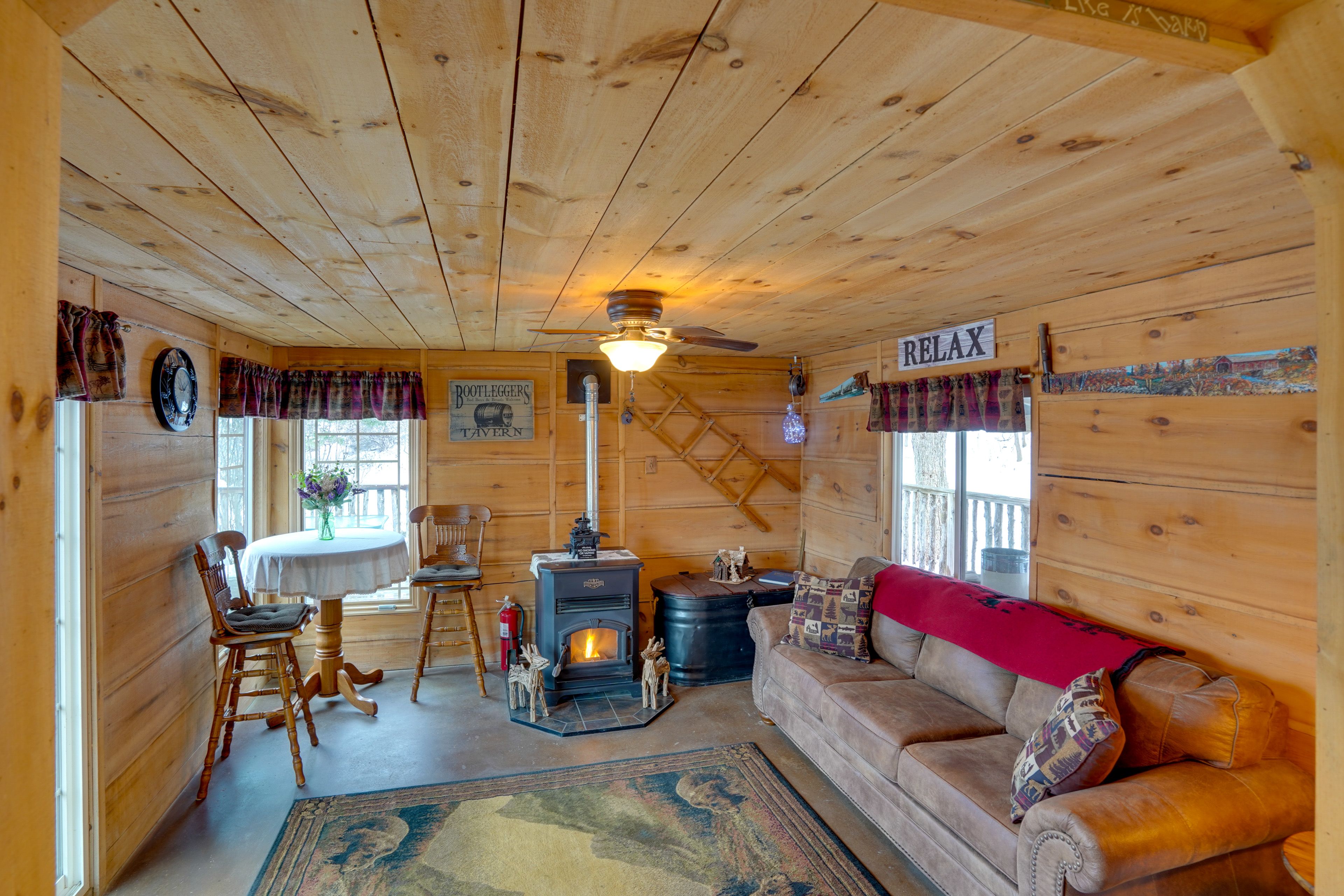 Earlton Vacation Rental | 2BR | 1BA | 980 Sq Ft | 2 Exterior Stairs
