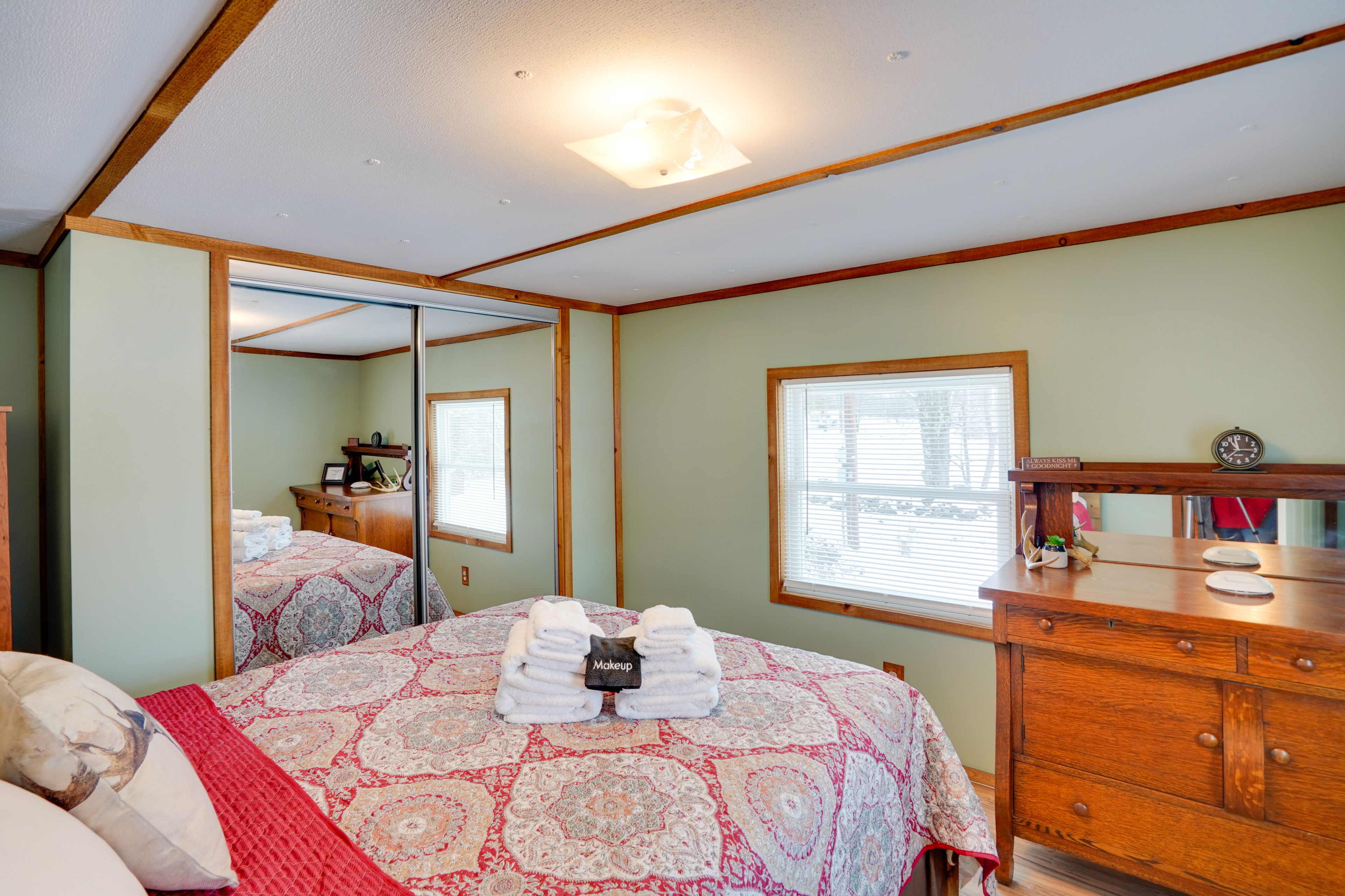 Bedroom 1 | Queen Bed
