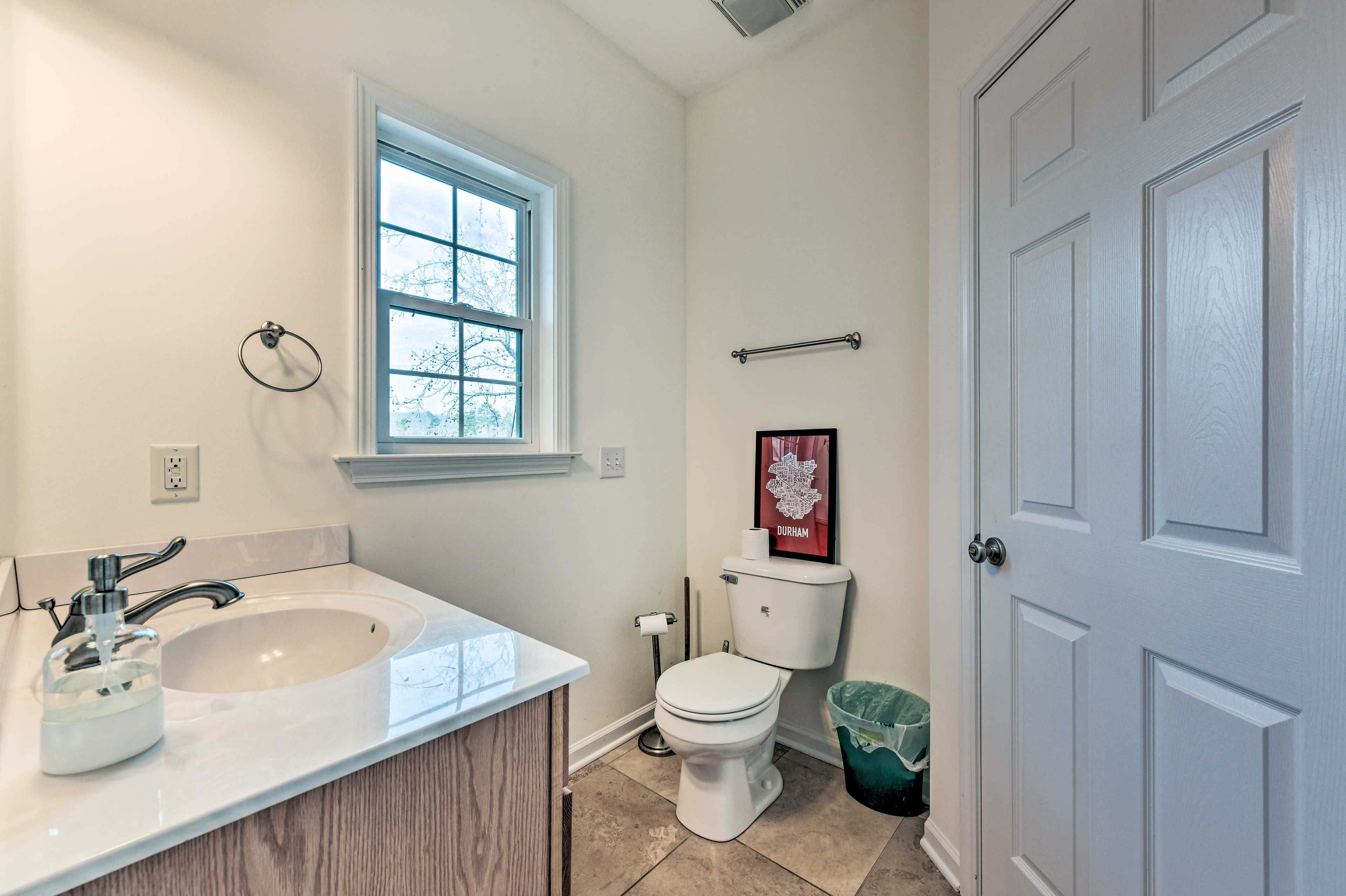 Full Bathroom | 2nd Floor | Complimentary Toiletries