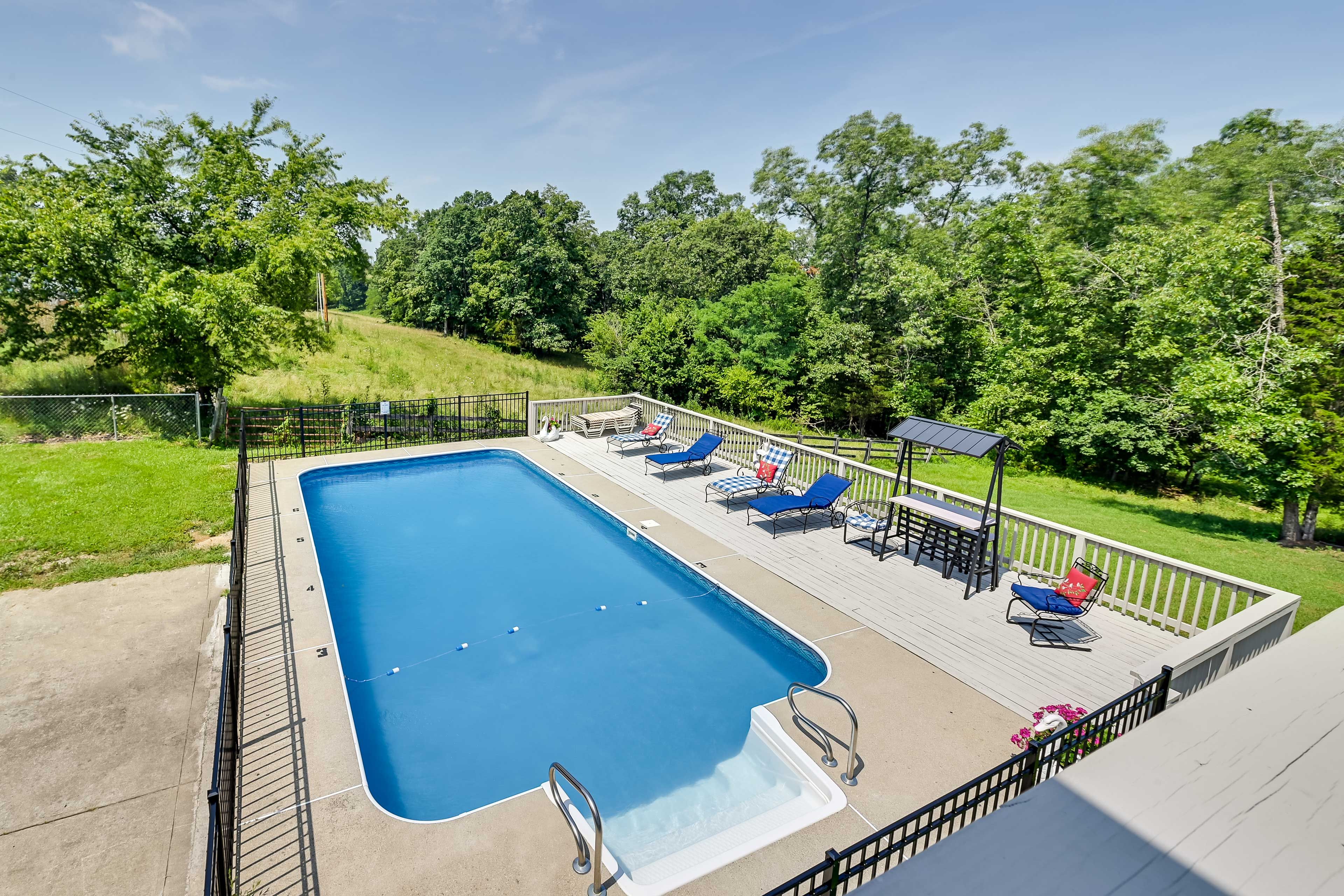 Private Outdoor Pool (Open May 1 to Oct 1)