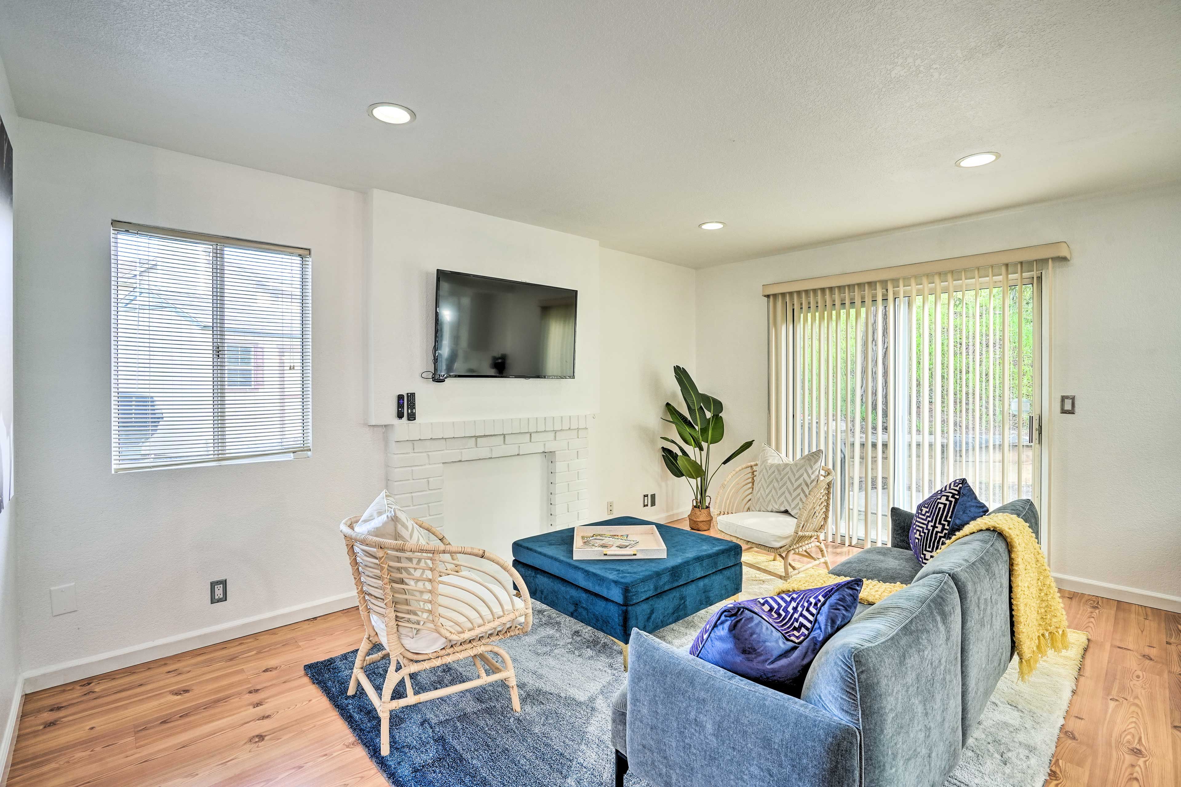 Living Room | Smart TV | Board Games