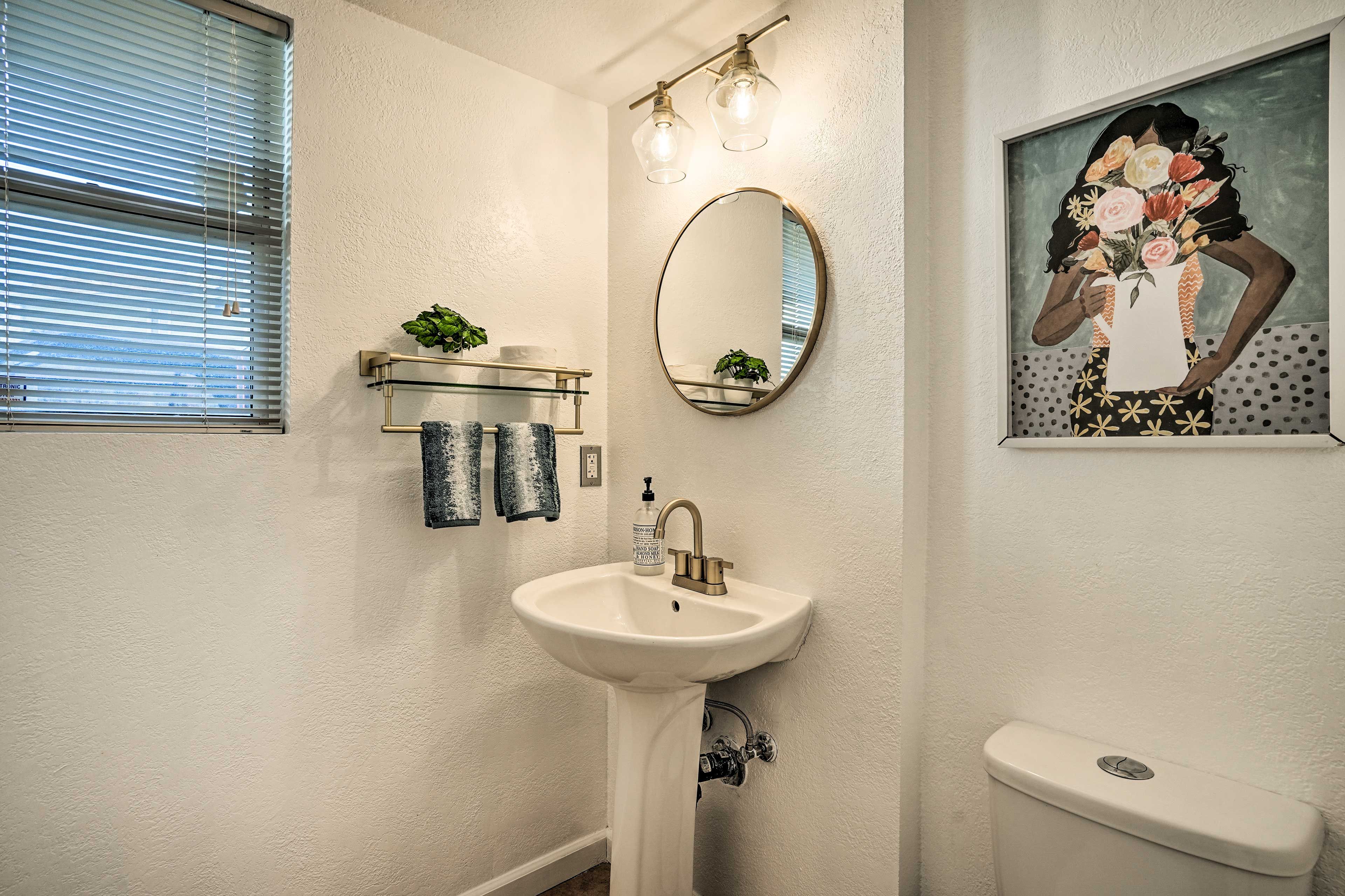 Half Bathroom | 1st Floor | Towels Provided