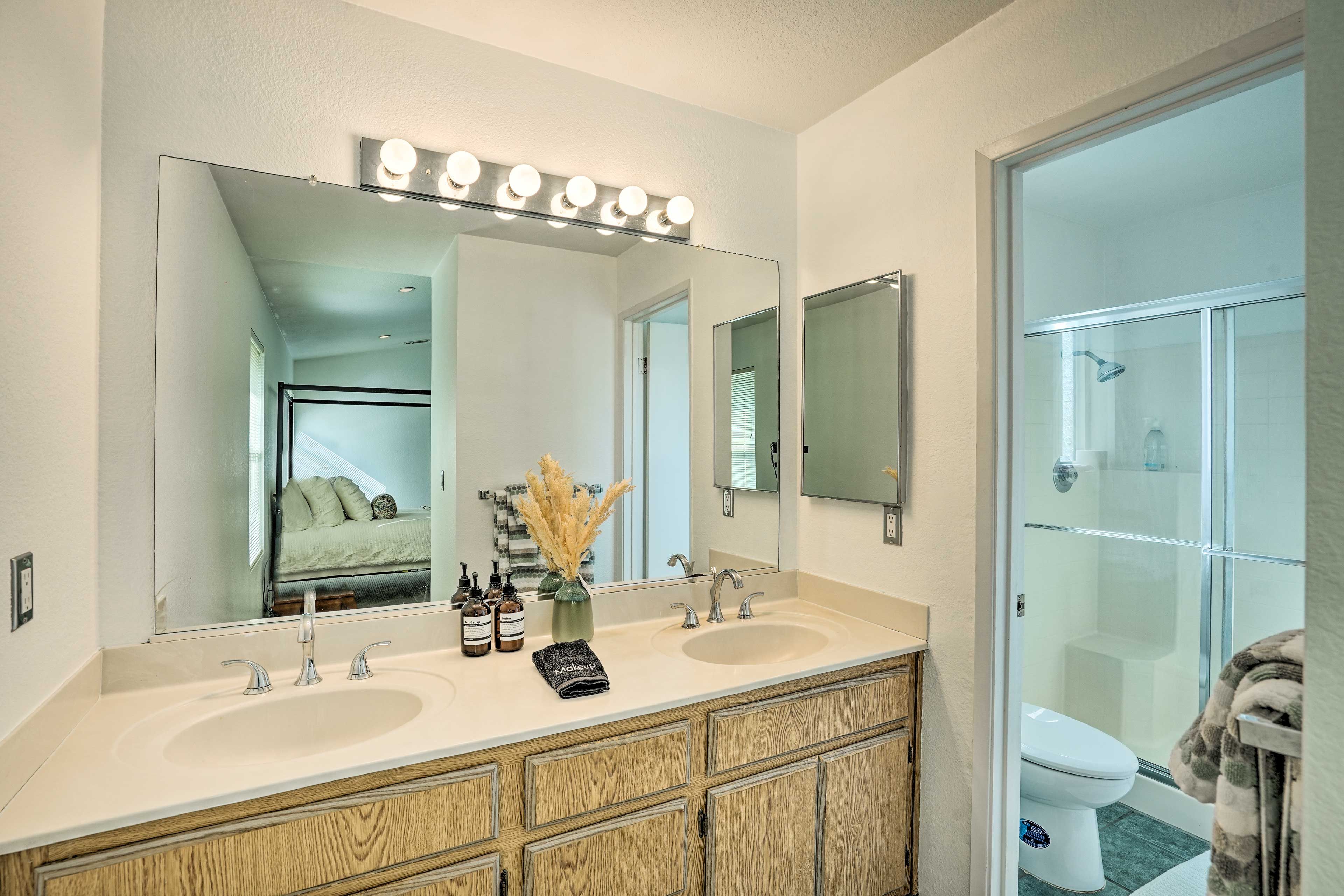 Full Bathroom | 2nd Floor | Complimentary Toiletries