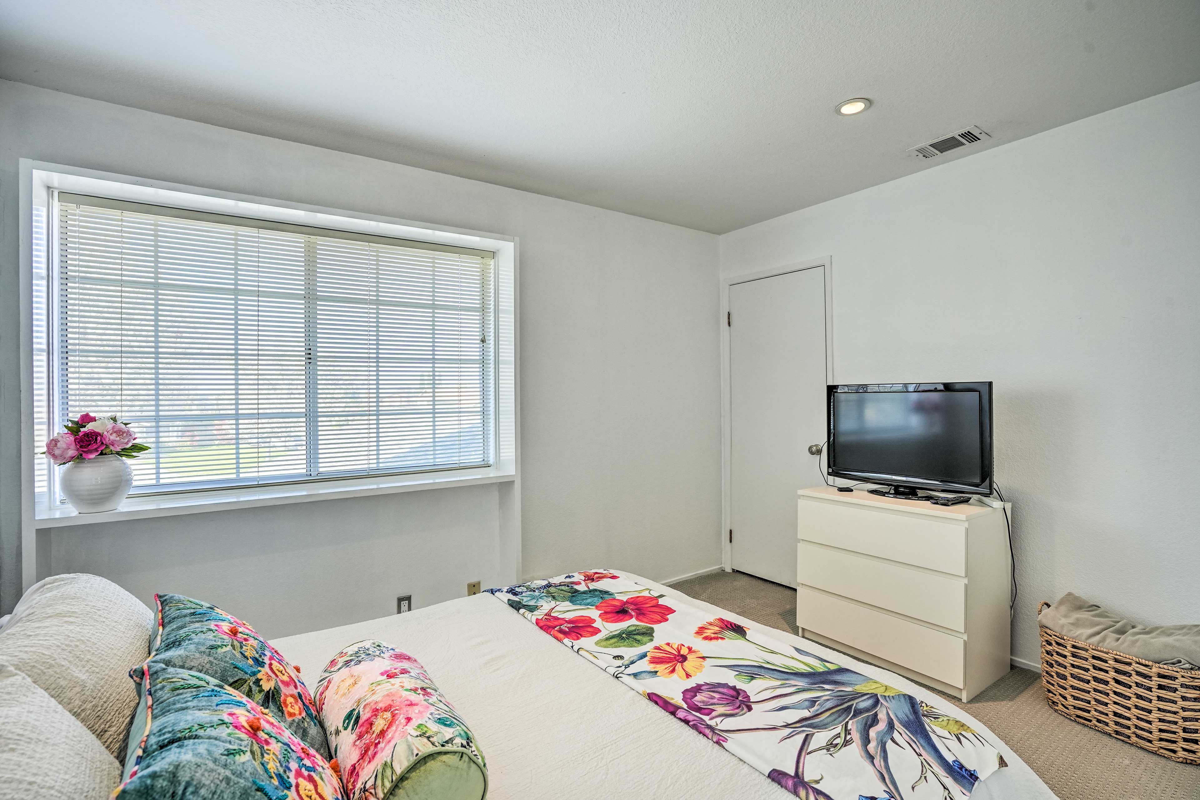 Bedroom 2 | Queen Bed | 2nd Floor | Hangers