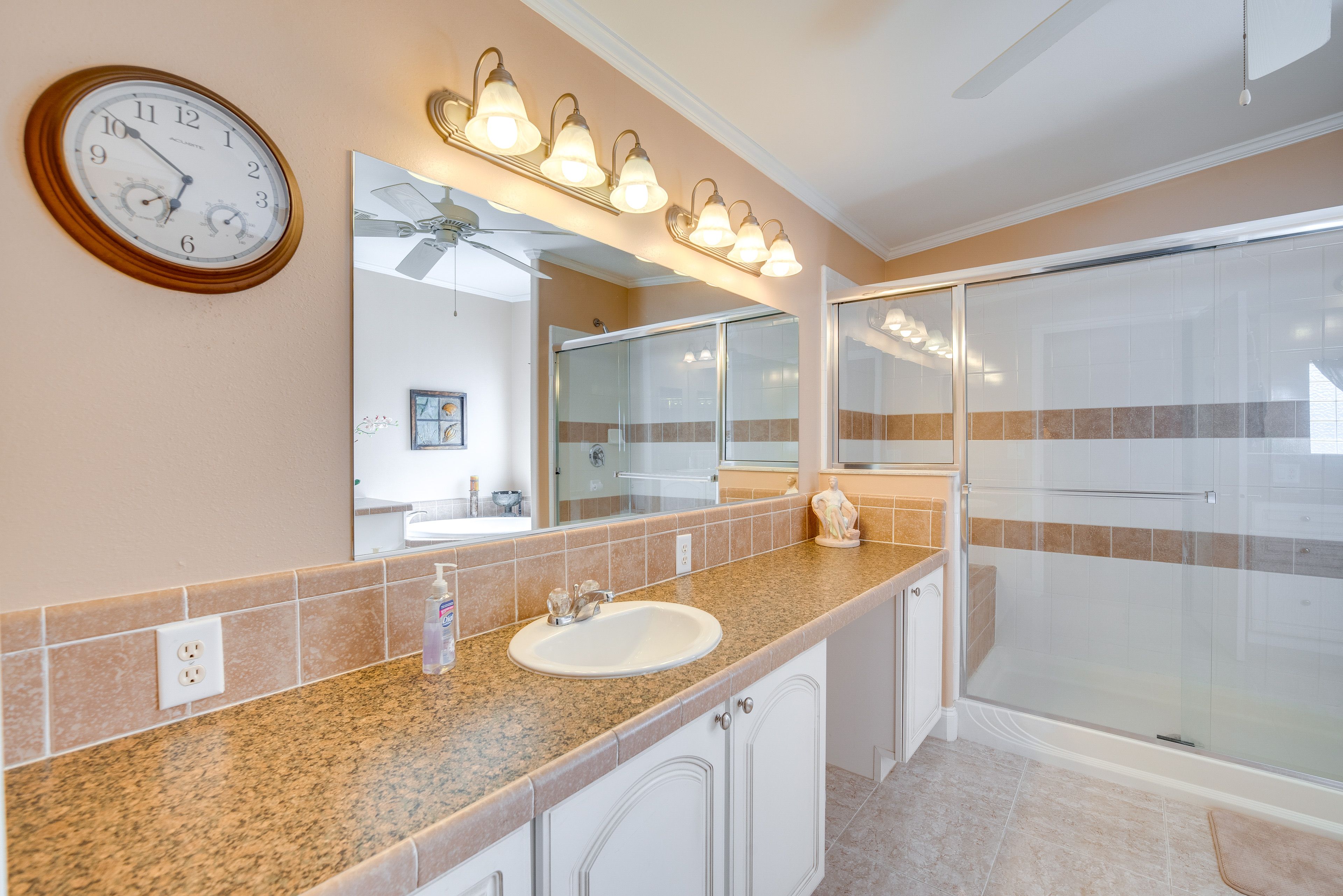 Full Bathroom | Walk-In Shower | Towels Provided | Soaking Tub | Grab Rails