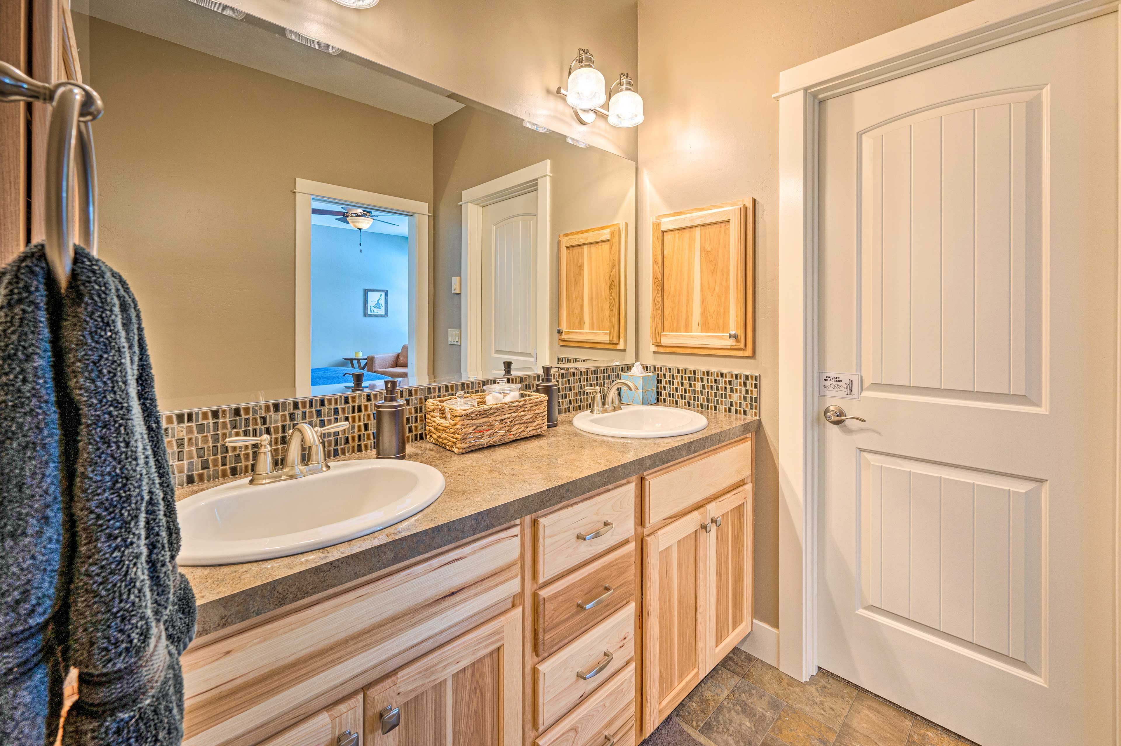 En-Suite Bathroom | Complimentary Toiletries