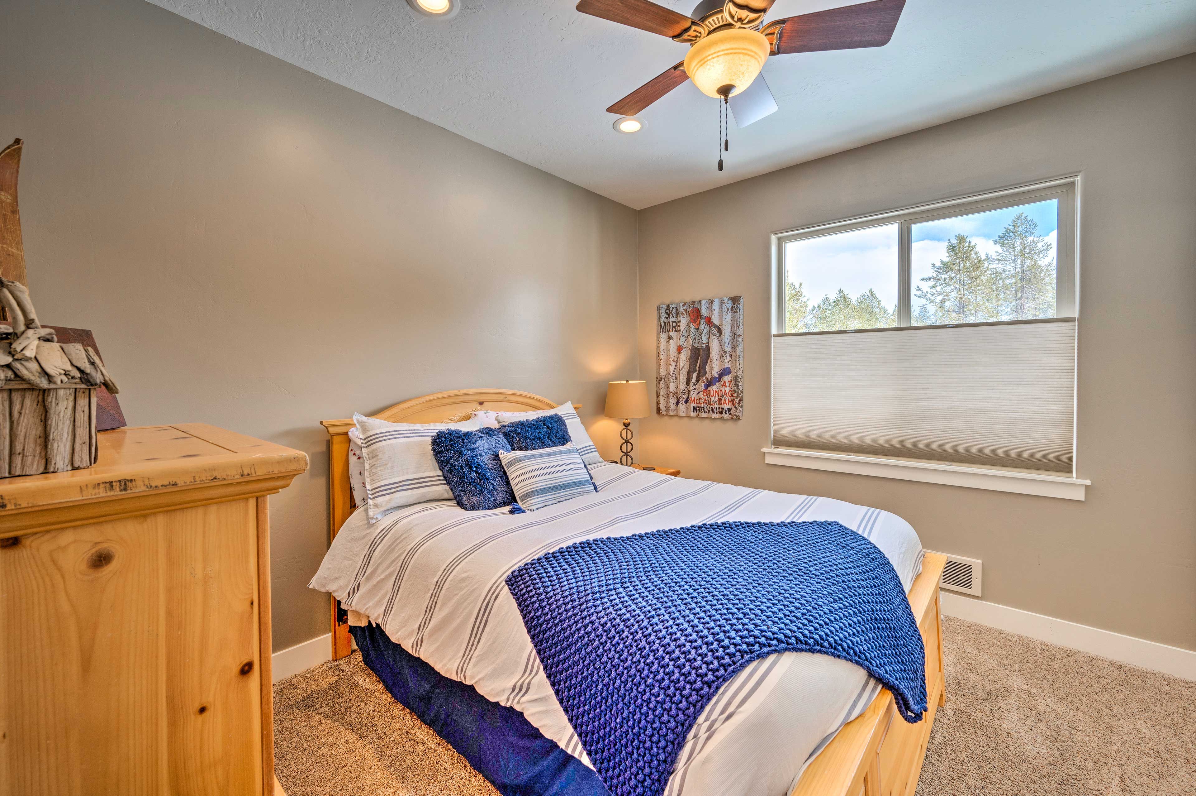Bedroom 2 | Queen Bed