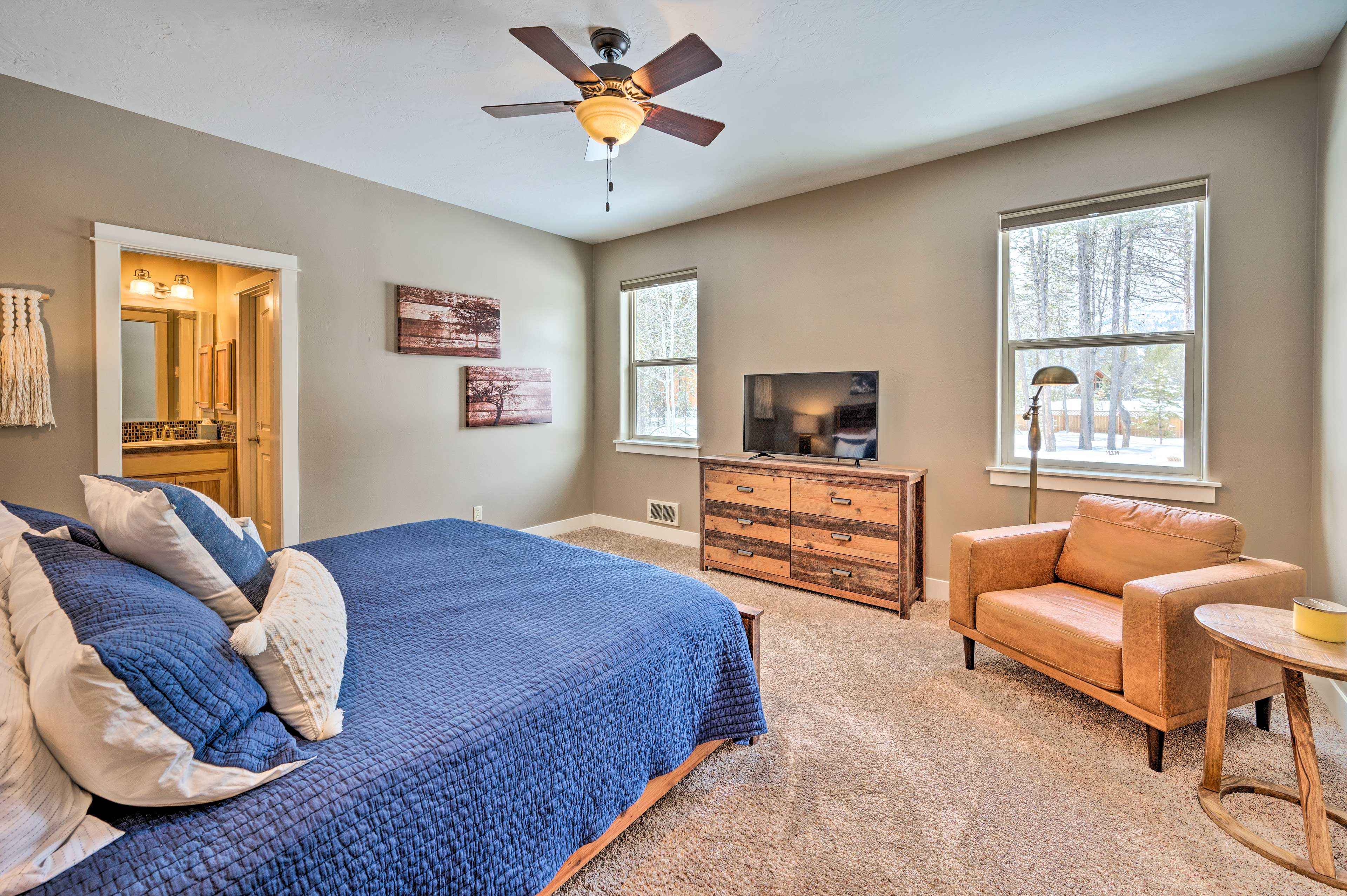 Bedroom 1 | King Bed | Smart TV