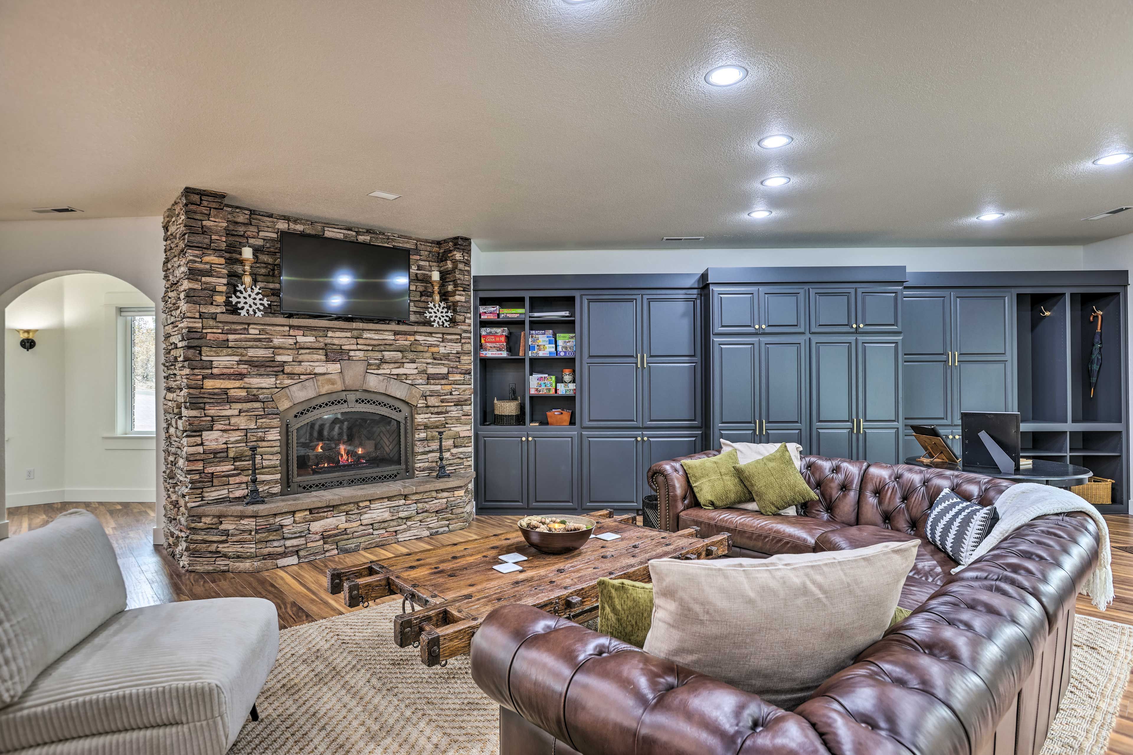 Living Room | Smart TV | Gas Fireplace