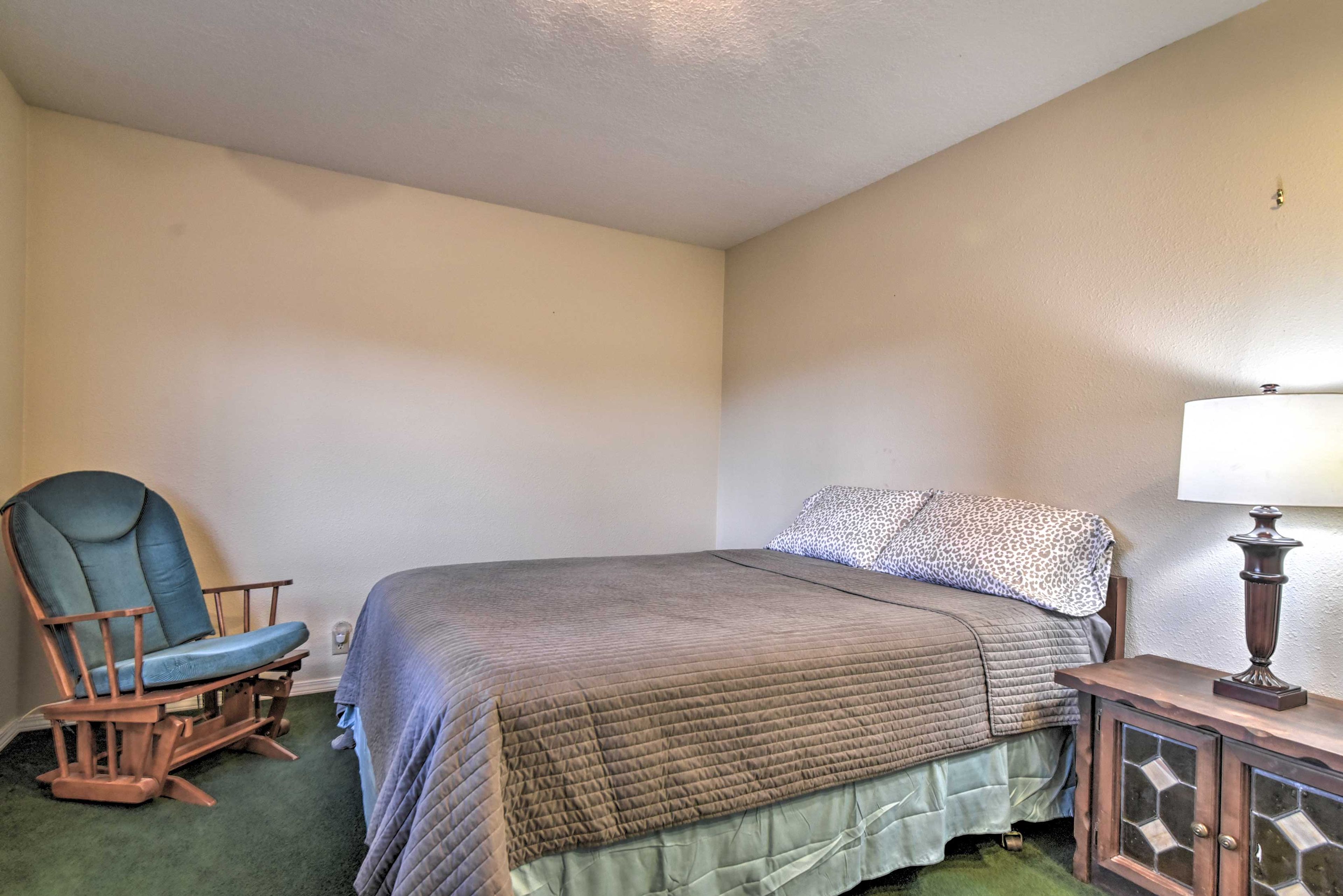 Bedroom 2 | Queen Bed