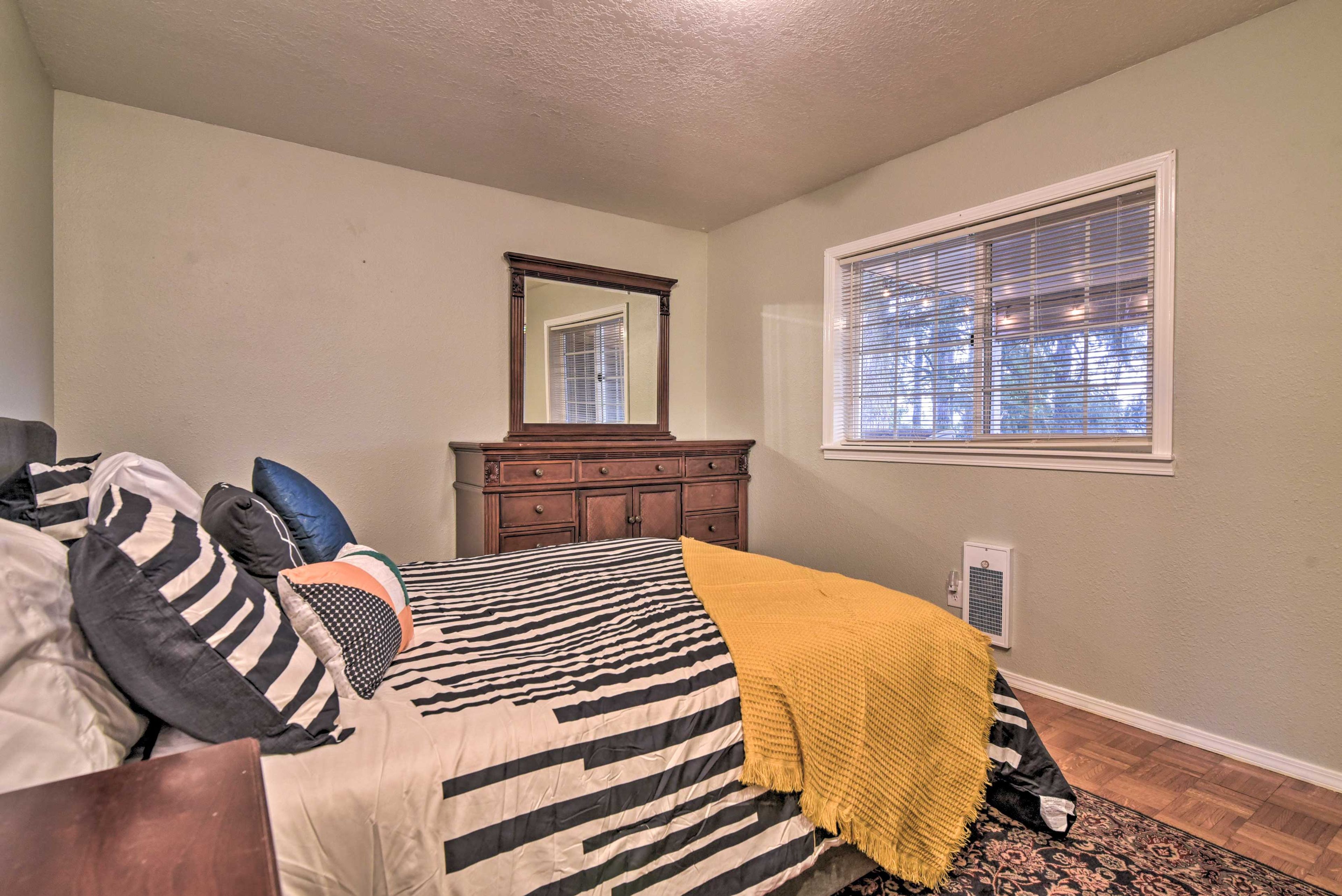 Bedroom 3 | Queen Bed