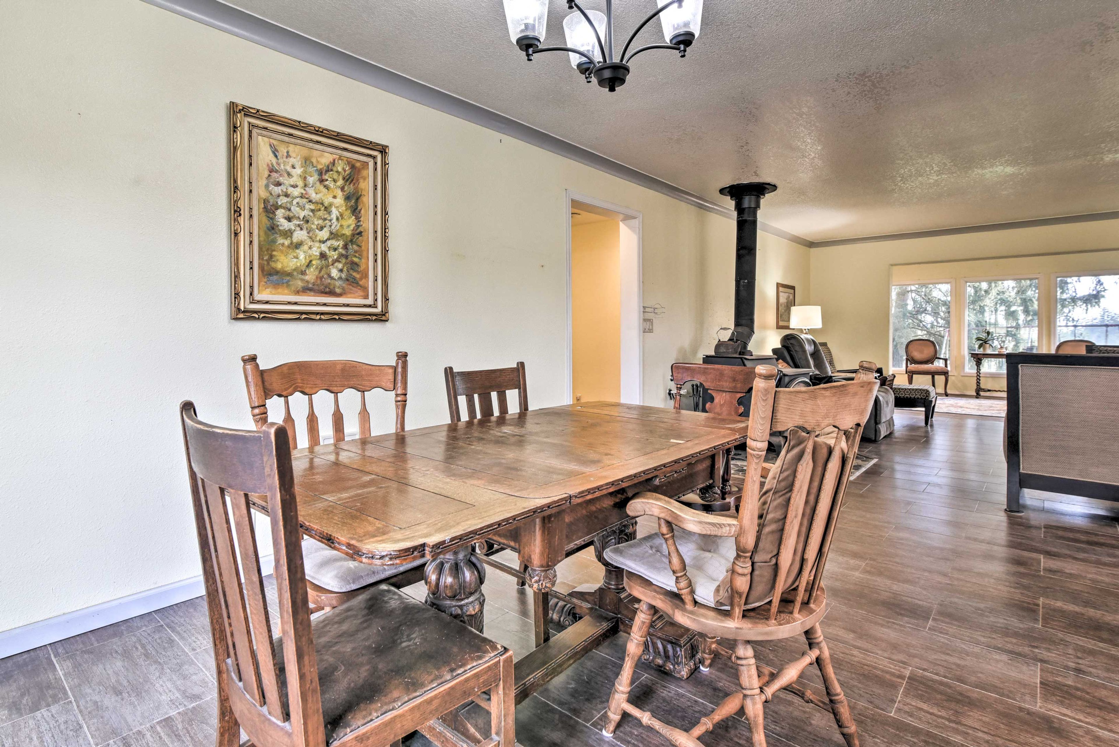 Dining Area | Dishware & Flatware Provided