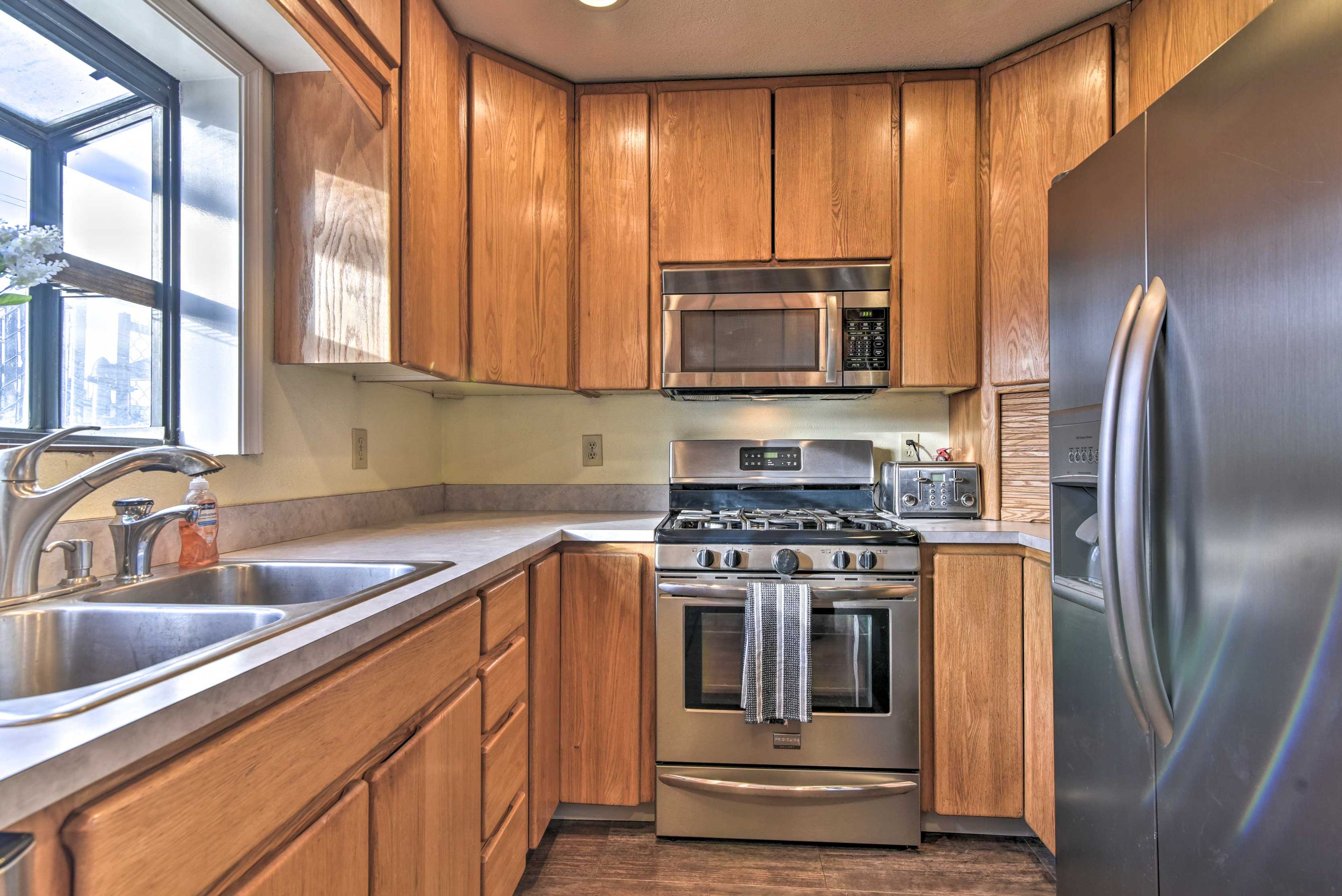 Kitchen | Blender | Trash Bags & Paper Towels Provided