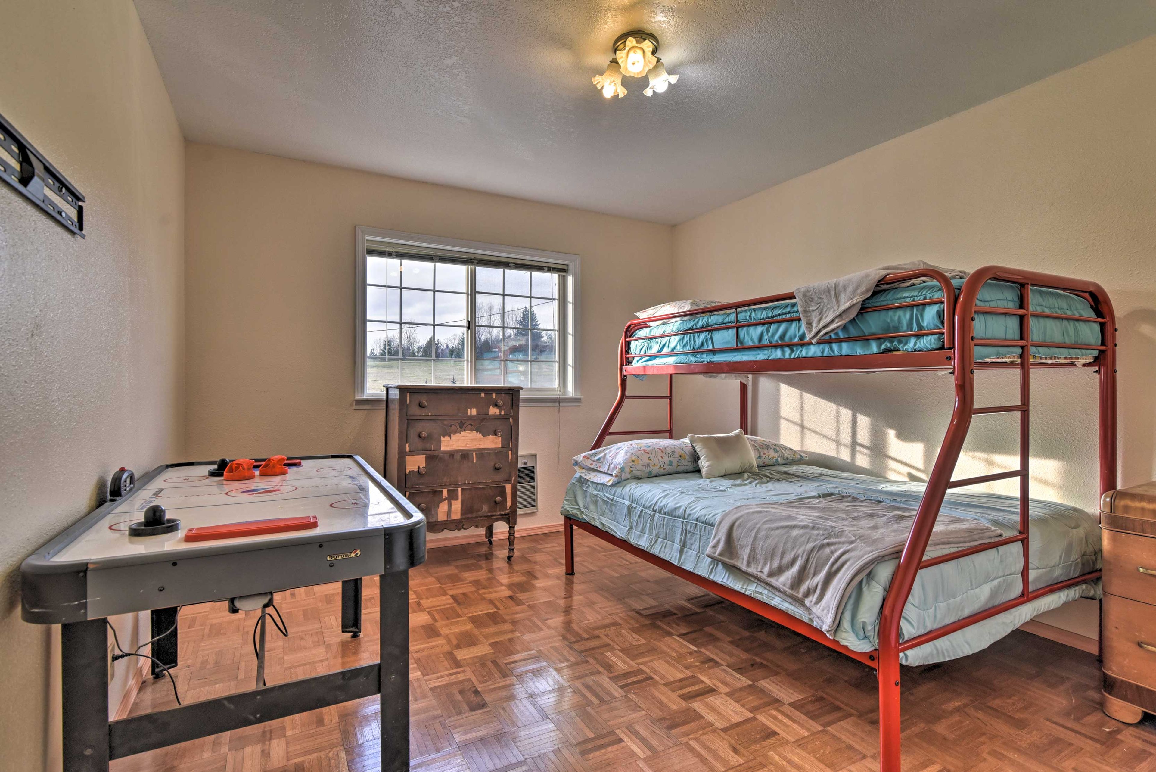 Bedroom 5 | Twin/Full Bunk Bed