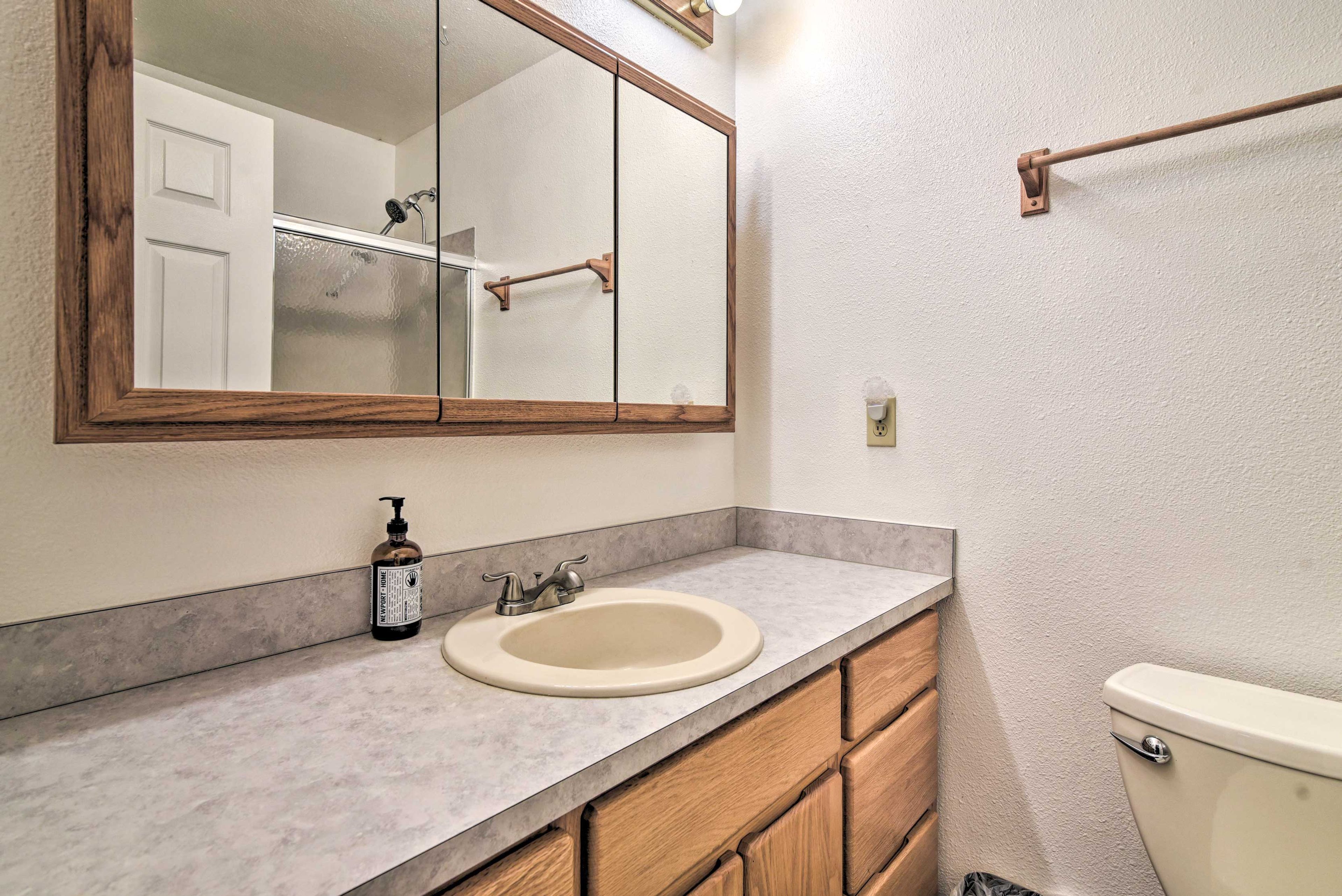 Full Bathroom | Complimentary Toiletries