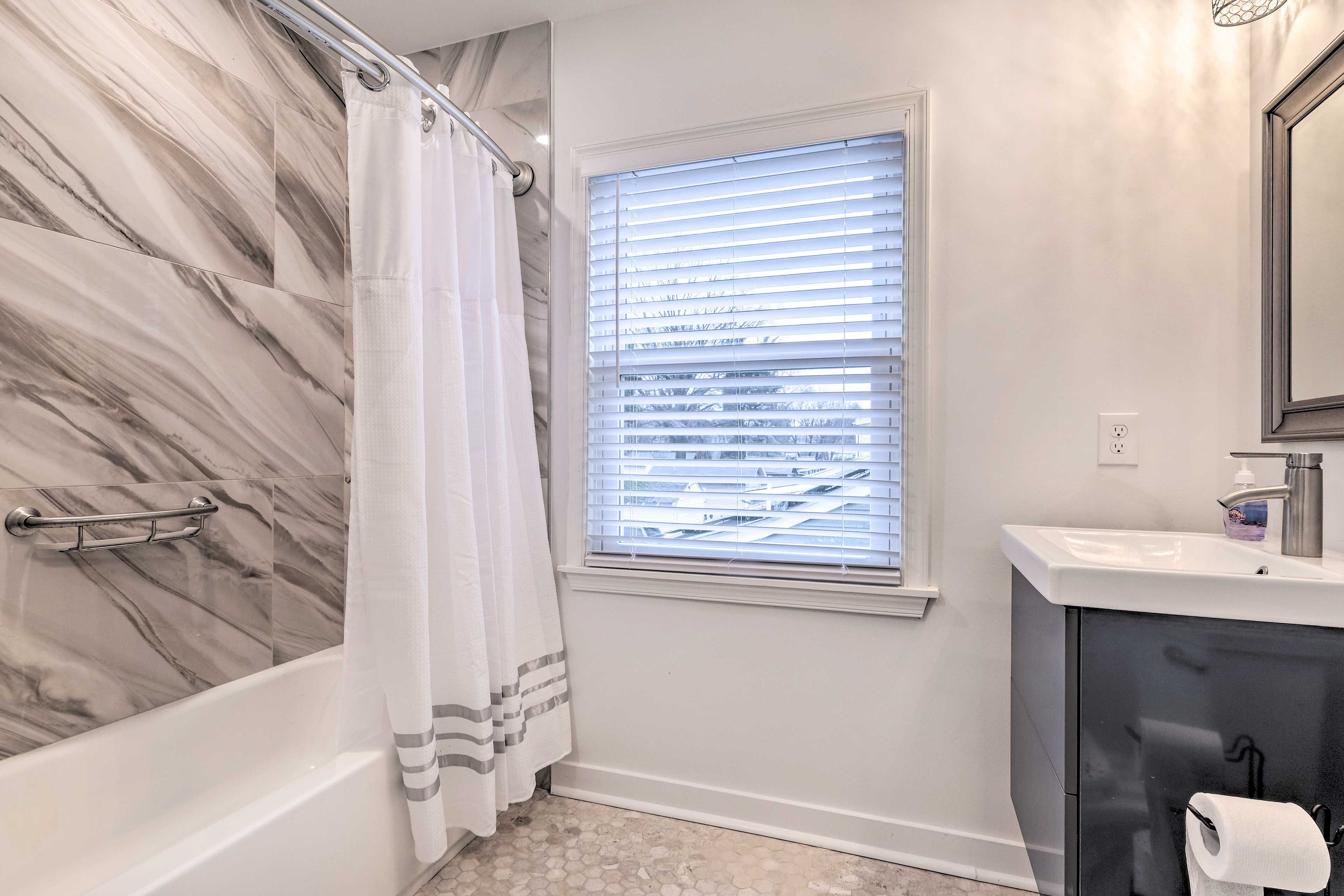 Full Bathroom | Towels Provided | Complimentary Toiletries | Washer/Dryer