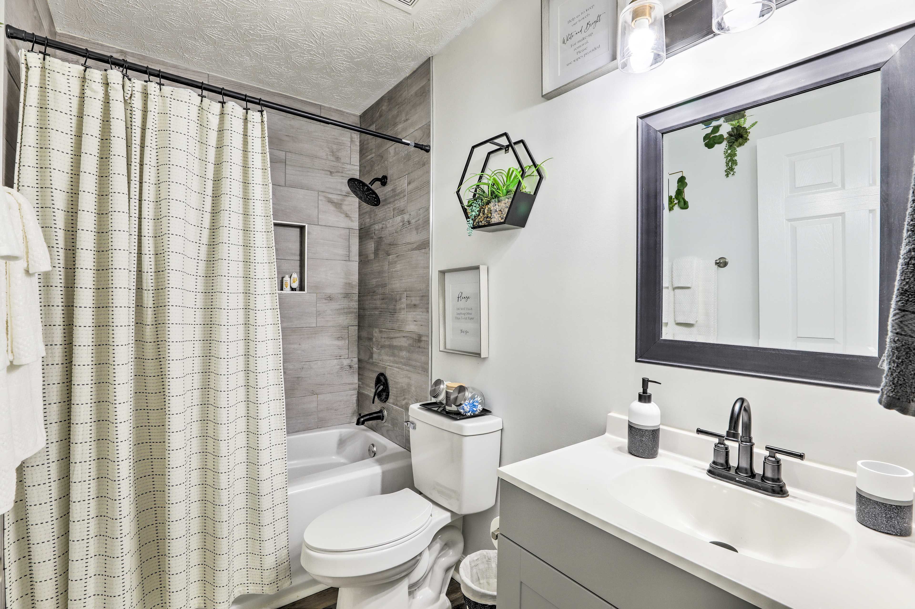 Full Bathroom | Shower/Tub Combo | Complimentary Toiletries | Towels Provided