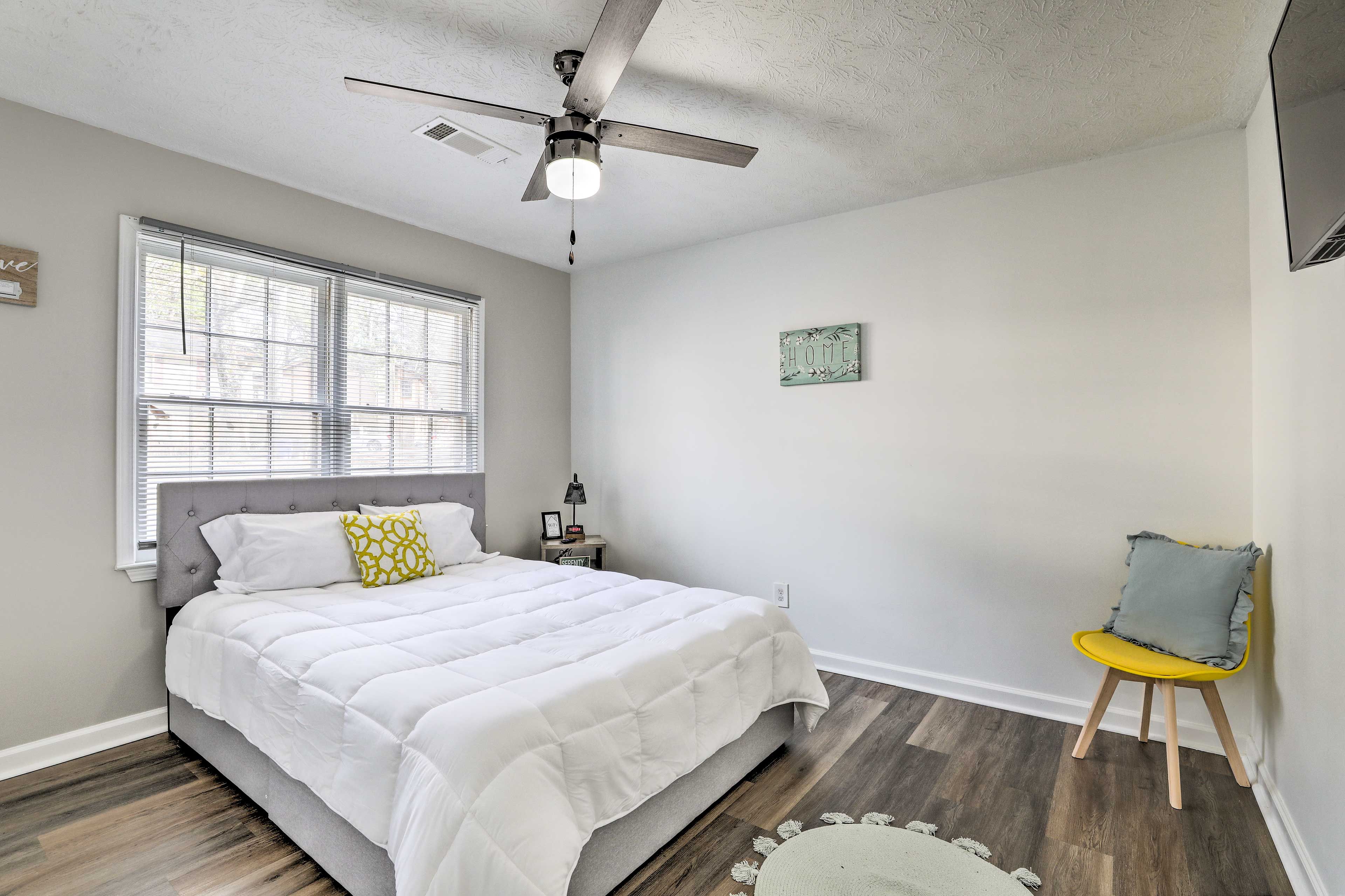 Bedroom 2 | Queen Bed | Smart TV | Closet | Seating