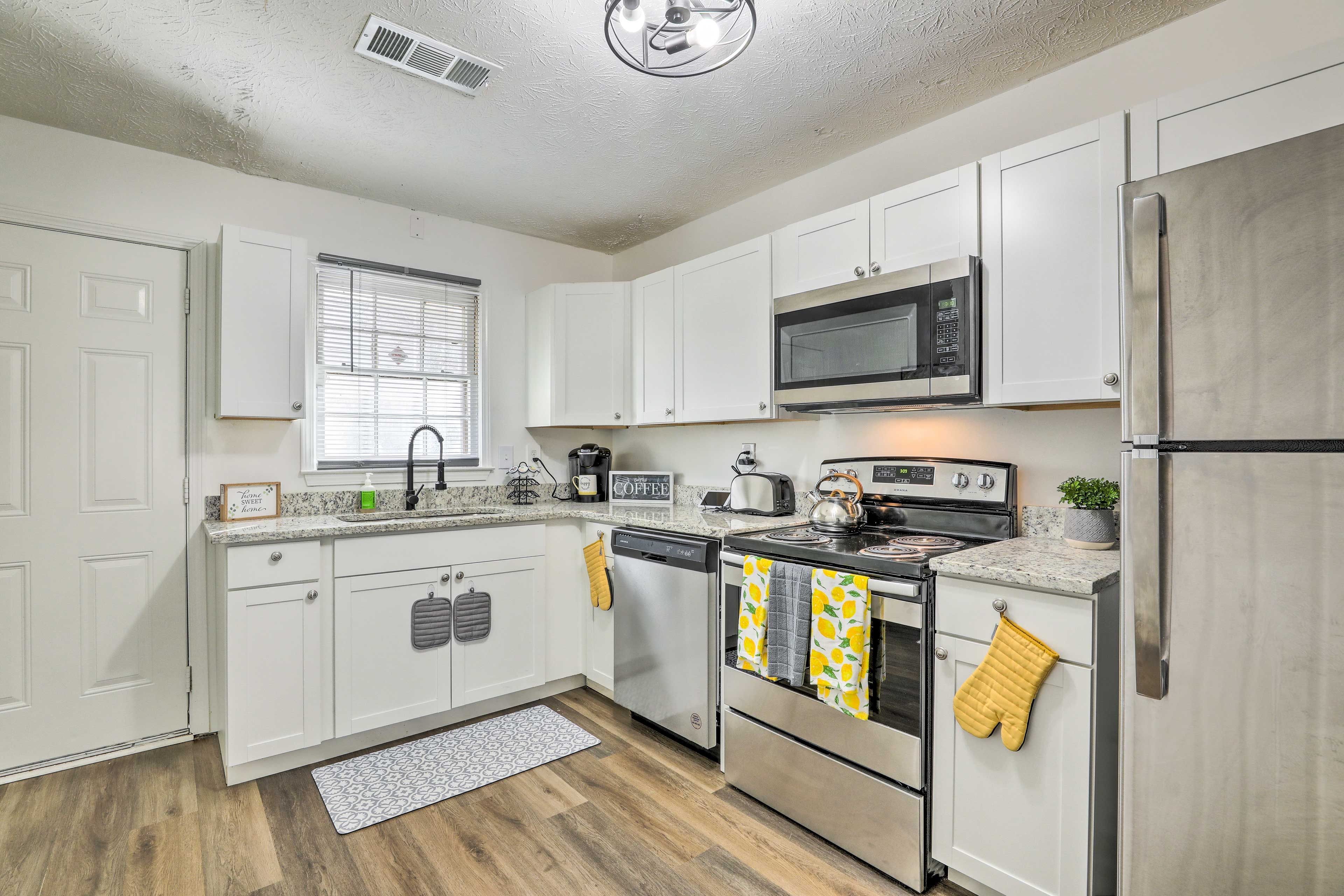Kitchen | Stainless Steel Appliances w/ Dishwasher | Free WiFi (1000 Mbps)