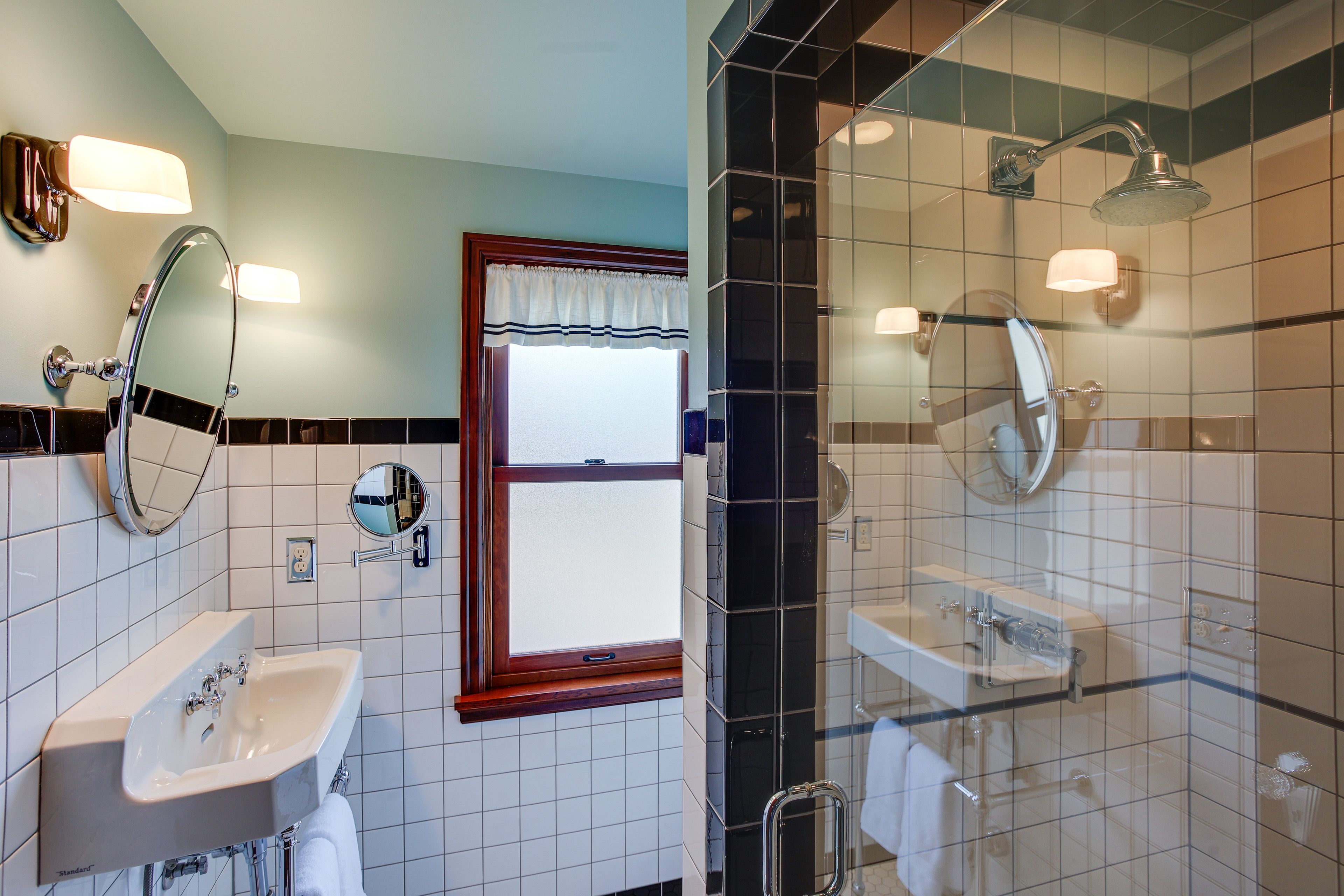 En-Suite Bathroom | Main Level | Towels Provided