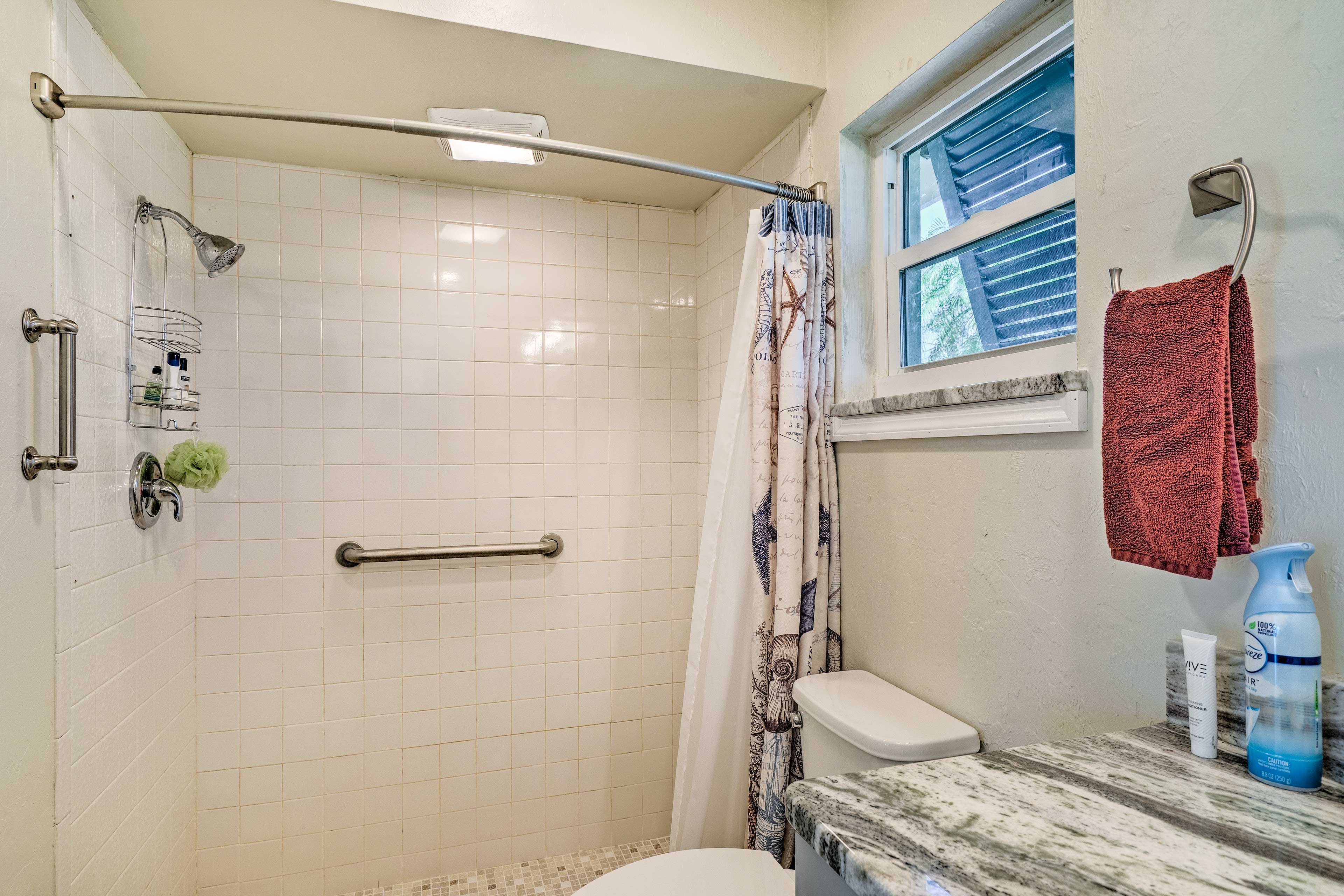 Full Bathroom | Complimentary Toiletries | Grab Rails in Shower